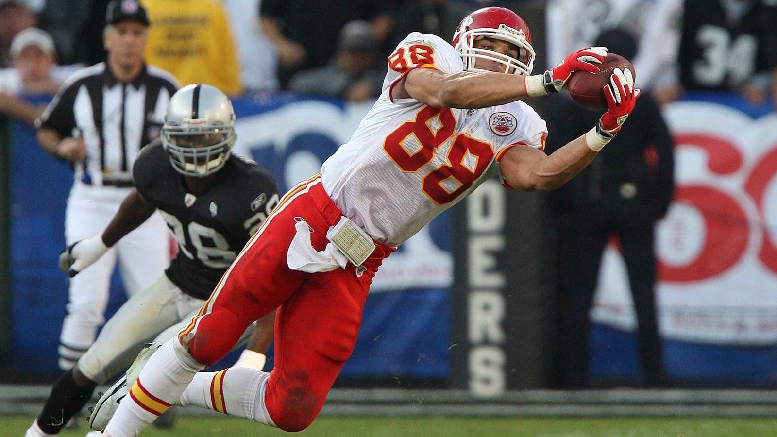 
                <strong>Kansas City Chiefs – Tony Gonzalez</strong><br>
                &#x2022; 10.940 Receiving Yards<br>&#x2022; von 1997 bis 2008<br>
              