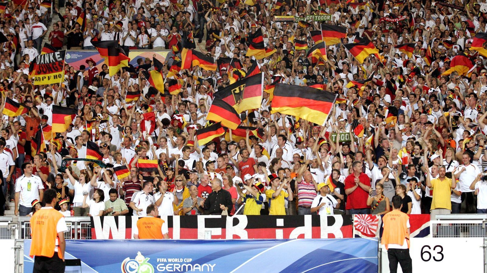 
                <strong>Die deutschen Fans pushen die Mannschaft</strong><br>
                Die deutschen Fans unterstützen ihr Team bedingungslos und pushen die eigentlich eher durchschnittliche Mannschaft bis ins Halbfinale.
              