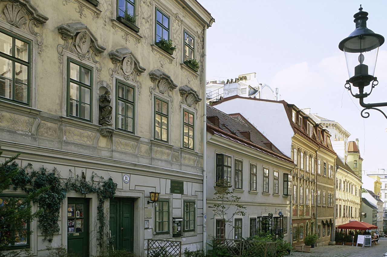 Romantiker, Souvenir-Jäger und Genießer sind am Spittelberg goldrichtig. Im 7. Bezirk warten Biedermeier-Häuser, pittoreske Gassen, grüne Hinterhöfe, Kunsthandwerks-Läden, urige Wirtshäuser. Ein Szene-Treff ist das "Amerlingbeisl", im Café "Das Möbel" kann man neben Speisen und Getränken auch das Interieur kaufen. Und der Weihnachtsmarkt am Spittelberg zählt zu den schönsten der Stadt.   
