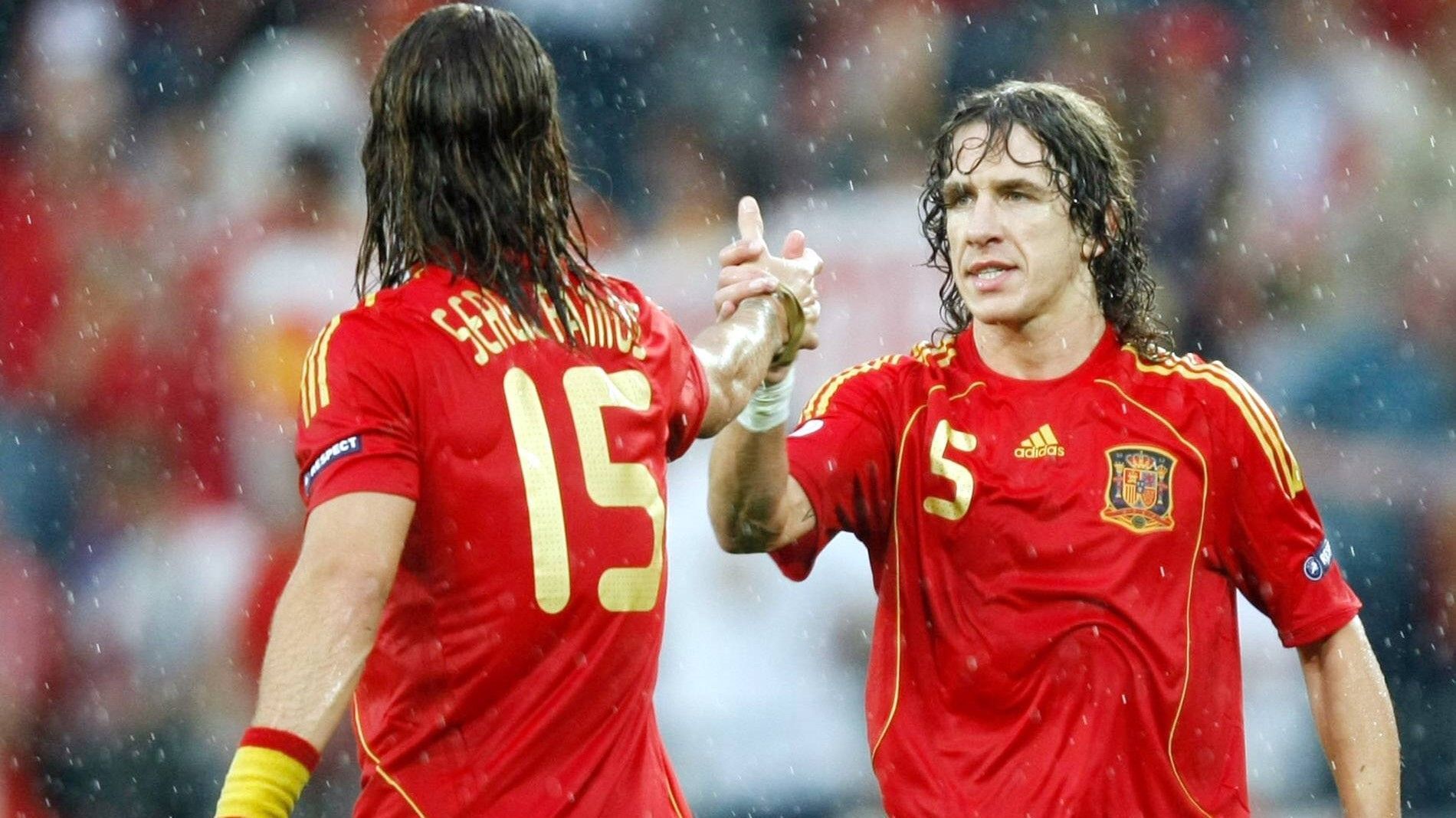 
                <strong>Sergio Ramos im Wandel</strong><br>
                Zu dieser Zeit ließ die spanische Abwehr Friseure so gerne passieren wie gegnerische Stürmer. Ramos' Nebenmann Carles Puyol pflegte den Wolle-Petry-Look. Doch während Puyol vermutlich noch im hohen Alter mit wehender Lockenmähne und mit Rollator Leute aus dem Weg räumt, änderte Sergio Ramos seinen Stil häufiger.  
              