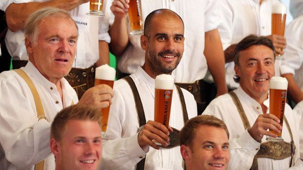 
                <strong>Götze, Guardiola und Co. beim Lederhosenshooting</strong><br>
                Was für Pep Guardiola noch alles Neuland ist, gehört für Co-Trainer Hermann Gerland mittlerweile schon zur Routine. Der bayerische Integrationsprozess ist bei dem gebürtigen Bochumer schon längst geglückt
              