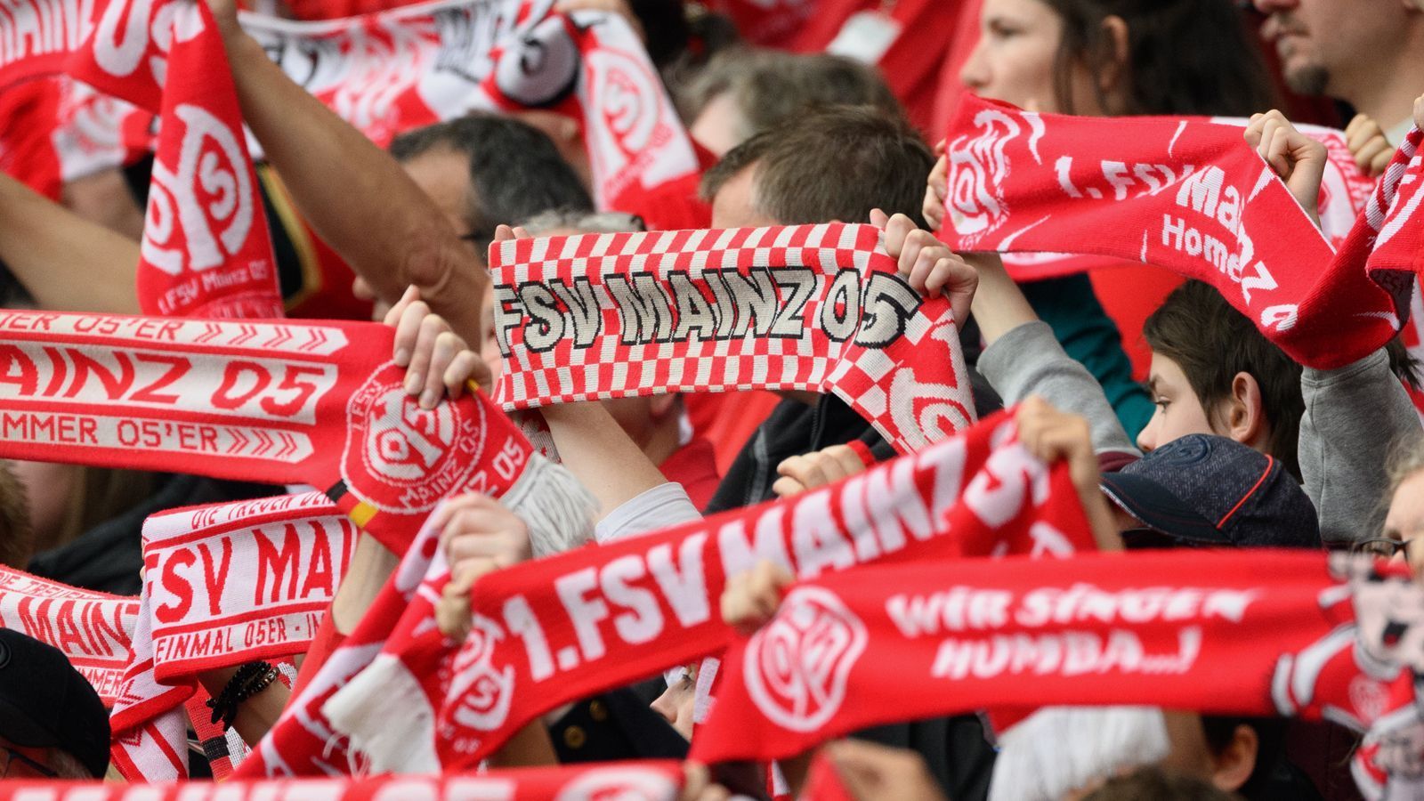 
                <strong>Platz 14 - 1. FSV Mainz 05</strong><br>
                &#x2022; Durchschnittliche Anzahl an Auswärtsfans: 2.109<br>&#x2022; Höchste Anzahl an Auswärtsfahrern: 8.000 (in Dortmund)<br>&#x2022; Niedrigste Anzahl an Auswärtsfahrern: 500 (in Augsburg)<br>
              