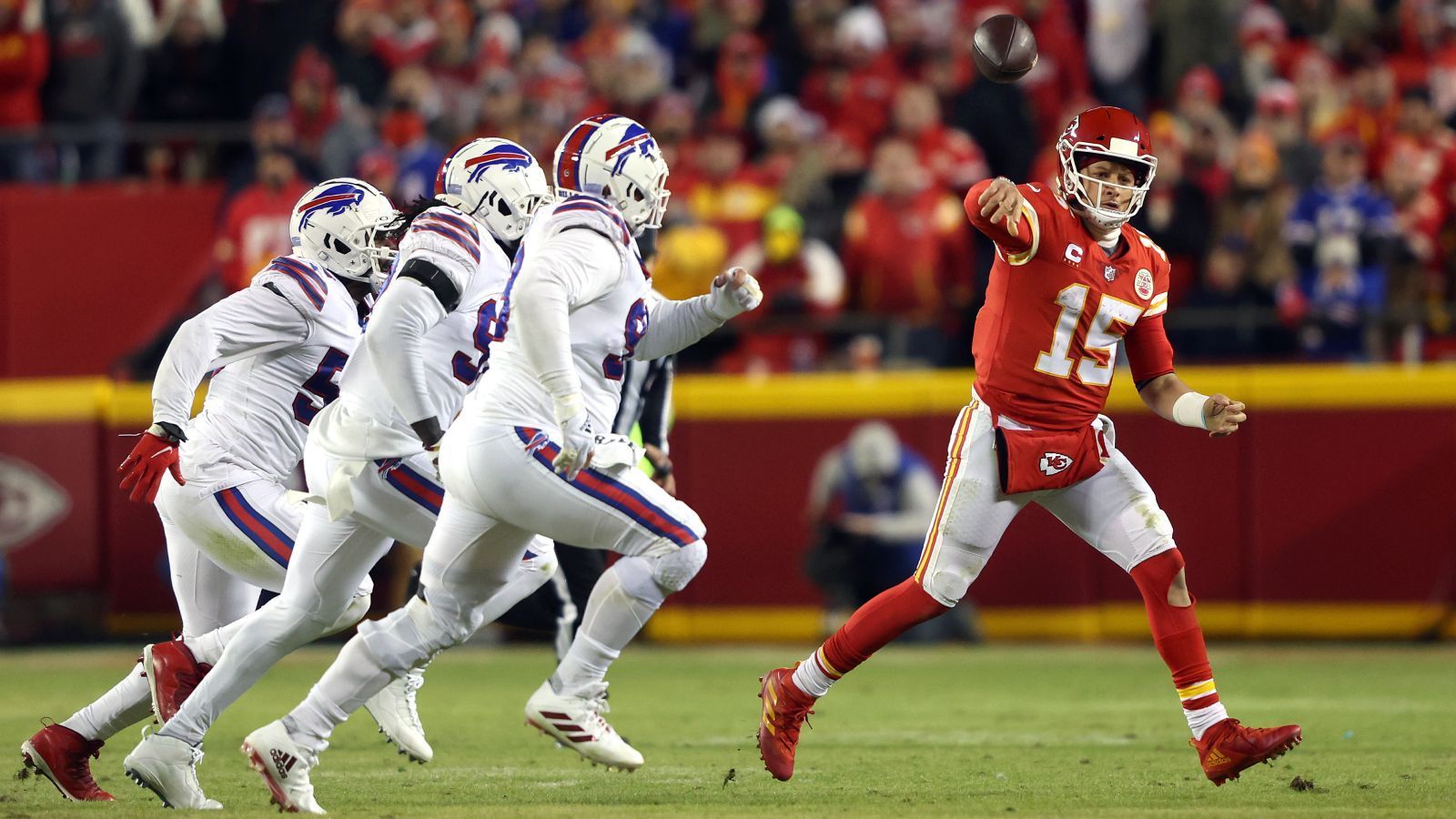 
                <strong>Patrick Mahomes' Stärke: Plays verlängern und ein Kanonen-Arm</strong><br>
                Bei Patrick Mahomes kann man beinahe alle seine Fähigkeiten als Stärke aufzählen. Besonders heraus sticht allerdings seine Mobilität. In der Divisional Round gegen die Buffalo Bills rannten die Defensive Linemen der Gäste beinahe schon verzweifelt hinter ihm her. Nur ganz selten bekamen sie ihn zu fassen. Mahomes ist einer der besten, wenn nicht der allerbeste Quarterback wenn es um Improvisation geht. Dabei haben wir sein hohes Spielverständnis und den starken Arm, mit dem er problemlos aus dem Lauf 60 Yards alleine in der Luft überbrücken kann, noch gar nicht erwähnt.
              