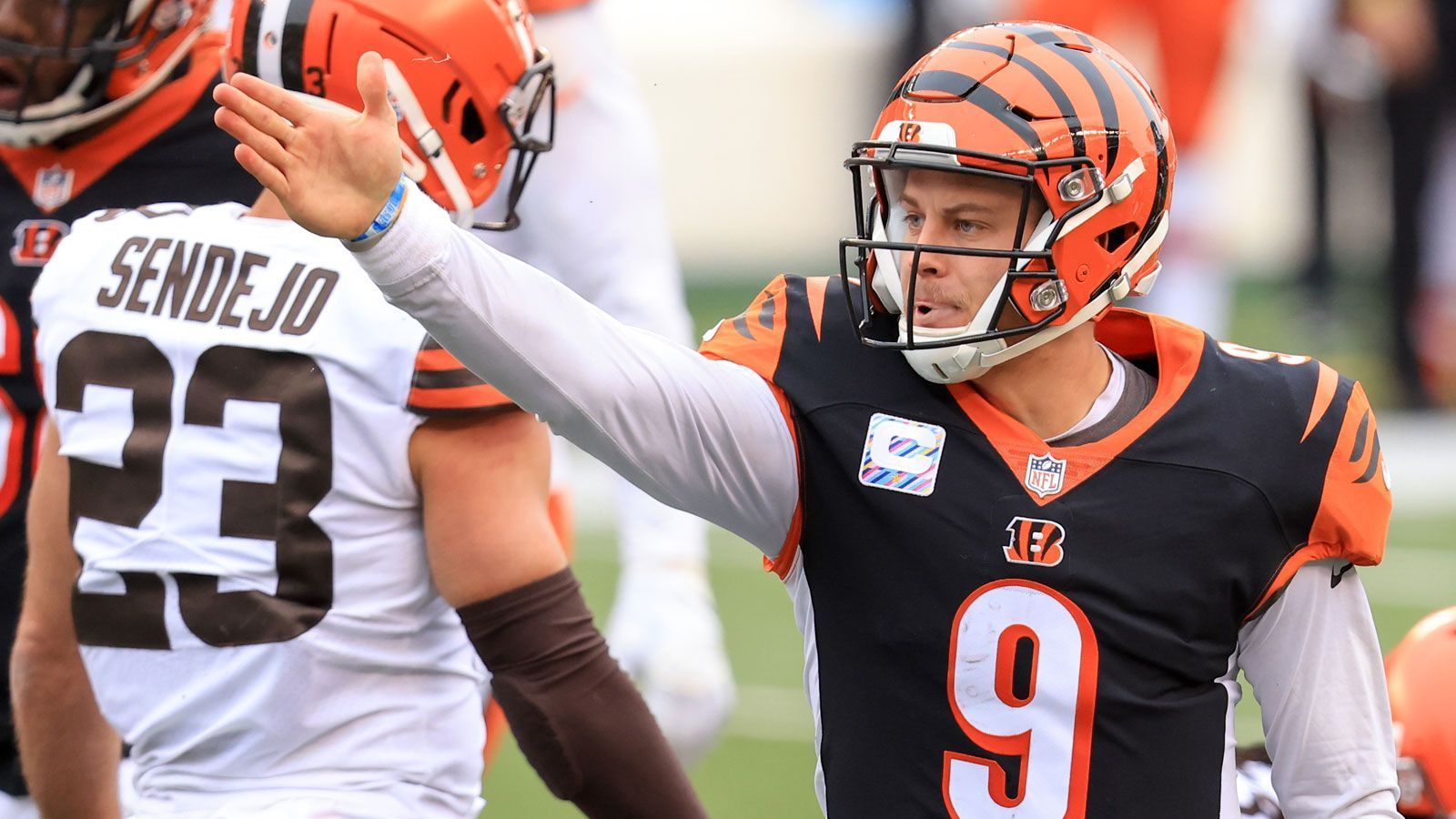 
                <strong>Week 7: Joe Burrow mit Rekordwerten für Rookie-Quarterbacks</strong><br>
                Zum Sieg hat es nicht gereicht, aber Joe Burrow hat sich beim 34:37 seiner Cincinnati Bengals gegen die Cleveland Browns in die NFL-Geschichtsbücher gespielt. Am Ende standen für den First-Overall-Pick 406 Passing Yards für drei Touchdowns bei einer Interception sowie 34 Rushing Yards für einen Touchdown zu Buche. Nie zuvor gelangen einem Rookie-Quarterback in einer Partie mehr als 400 Passing Yards sowie drei Touchdowns durch die Luft und ein Score per Run.
              