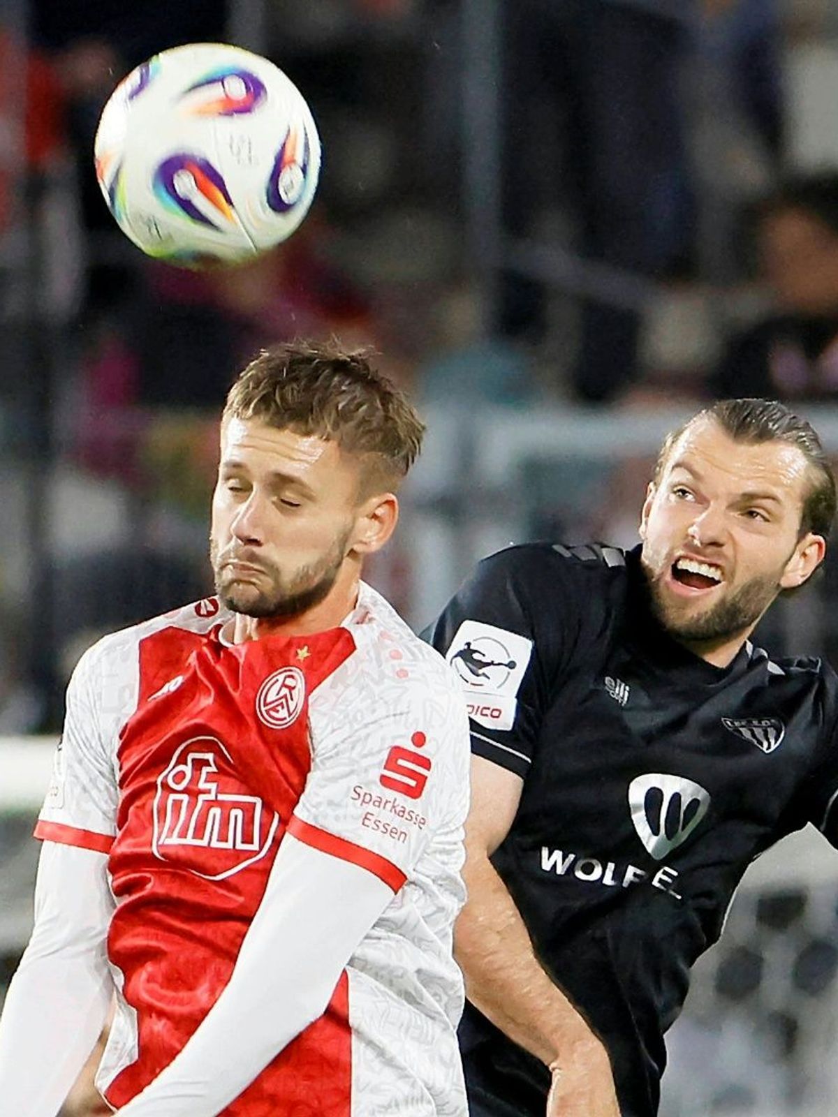 Kopfballduell bei Essen gegen Schweinfurt