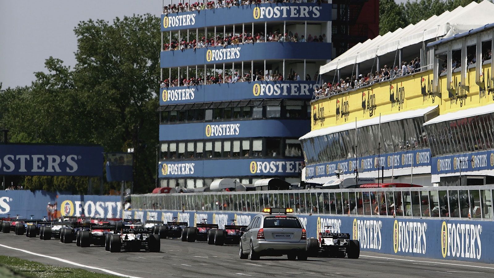 
                <strong>Die Formel 1 ist zurück in Imola</strong><br>
                Nach 14 Jahren kehrt die Königsklasse des Motorsports zurück an die Traditionsrennstrecke in Italien. Für viele Piloten ist das "Autodromo enzo e Dino Ferrari" einen komplett neue Herausforderung, mit Ausnahme von Kimi Räikkönen stand keiner der heutigen Fahrer beim Großen Preis von San Marino 2006 am Start. Die Strecke selbst kann auf eine bewegte und sehr tragische Geschichte zurückblicken. ran.de stellt euch die Strecke und ihre bewegte Geschichte vor.
              