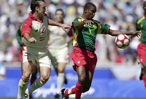 
                <strong>Samuel Eto'o</strong><br>
                Sein späterer Mitspieler bei Barcelona, Samuel Eto'o, lief zeitgleich für Kamerun in Griechenland auf.
              