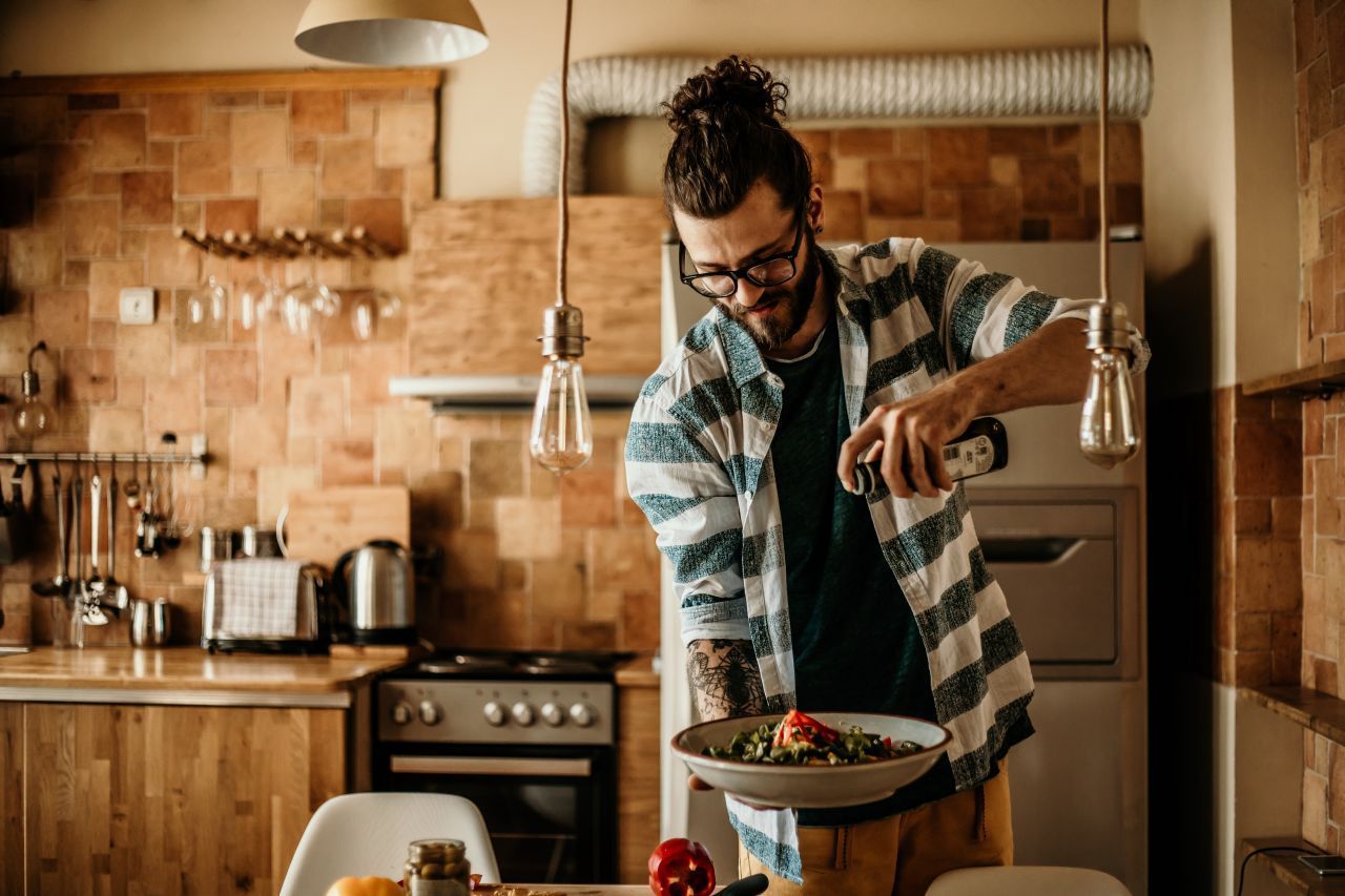 Reste clever verwerten und damit ein neues Gericht zubereiten: In Apps wie z.B. "Eat Smarter" kann man Zutaten eingeben, aus denen die App Rezeptvorschläge macht.