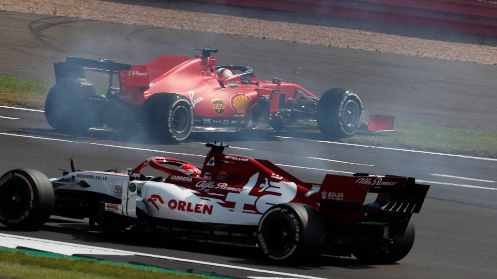 
                <strong>VERLIERER: Sebastian Vettel</strong><br>
                Ein Alptraum-Rennen für den scheidenden Ferrari-Piloten. Bereits kurz nach dem Start dreht sich Vettel aufgrund eines eigenen Fahrfehlers. In der Mitte des Rennens ruft ihn das Team in die Box. Der 33-Jährige erwidert, seine Reifen wären noch in gutem Zustand, seine Ingenieure bleiben stur. Vettel fährt auf P12 ins Ziel und schimpft am Ende durch den Funk: "Ihr habt's verbockt!" Schlimmer kann es kaum noch werden.
              