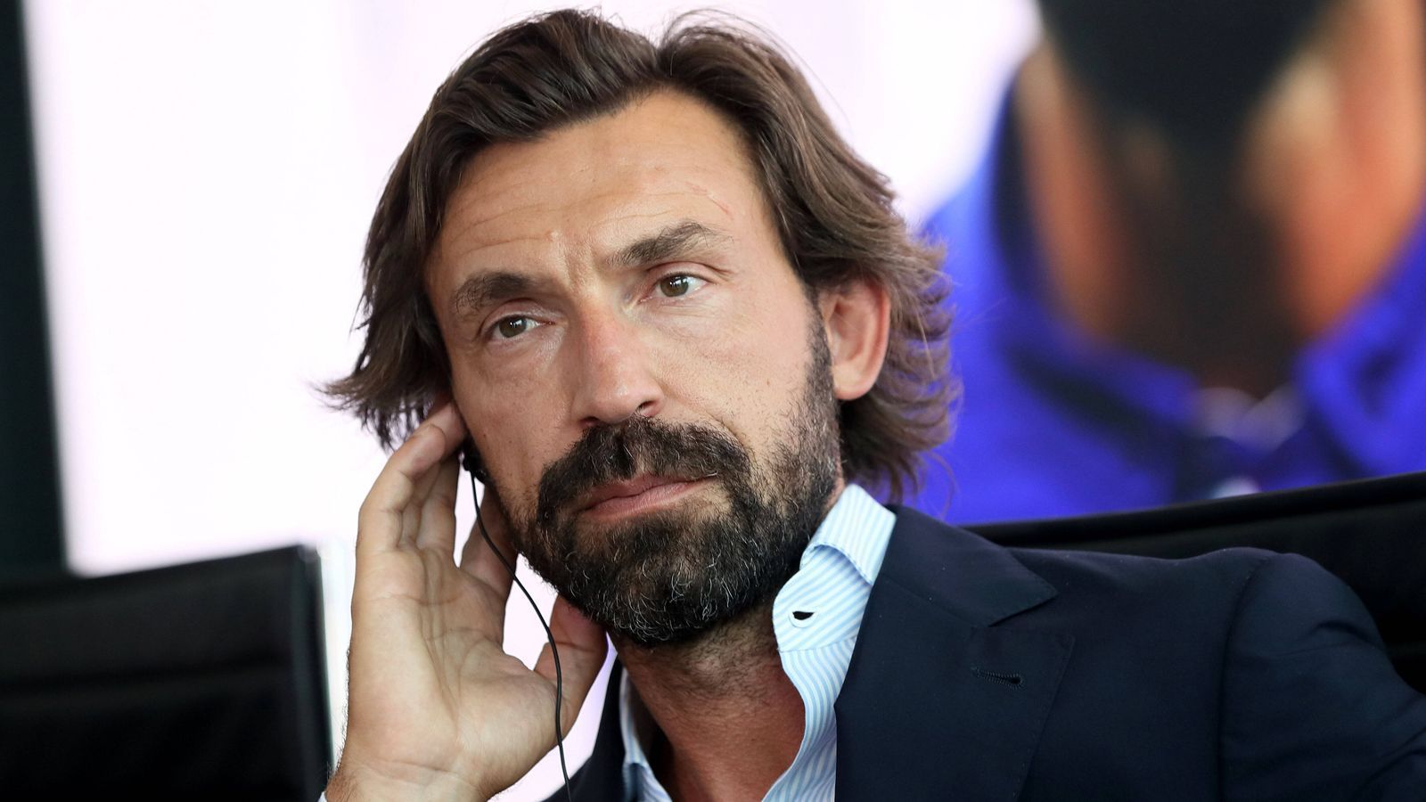 
                <strong>Andrea Pirlo (Fatih Karagümrük)</strong><br>
                Auch für Italiens einstigen Mittelfeld-Maestro beginnt in der kommenden Saison ein neues Kapitel. Andrea Pirlo heuert beim türkischen Erstligisten Fatih Karagümrük in Istanbul an. Nachdem der 43-Jährige vor zwei Jahren eigentlich erst für die U23 von Juventus Turin vorgesehen war, kam dann doch der schnelle Aufstieg zur ersten Mannschaft der "vecchia signora" - für viele im Nachhinein zu schnell. Vielleicht auch für Pirlo selbst, der nach 51 Spielen seinen Platz beim italienischen Top-Klub bereits wieder räumen musste. Nun folgt der Neuanfang - wenn auch an einem Ort, der überraschend kommt.
              