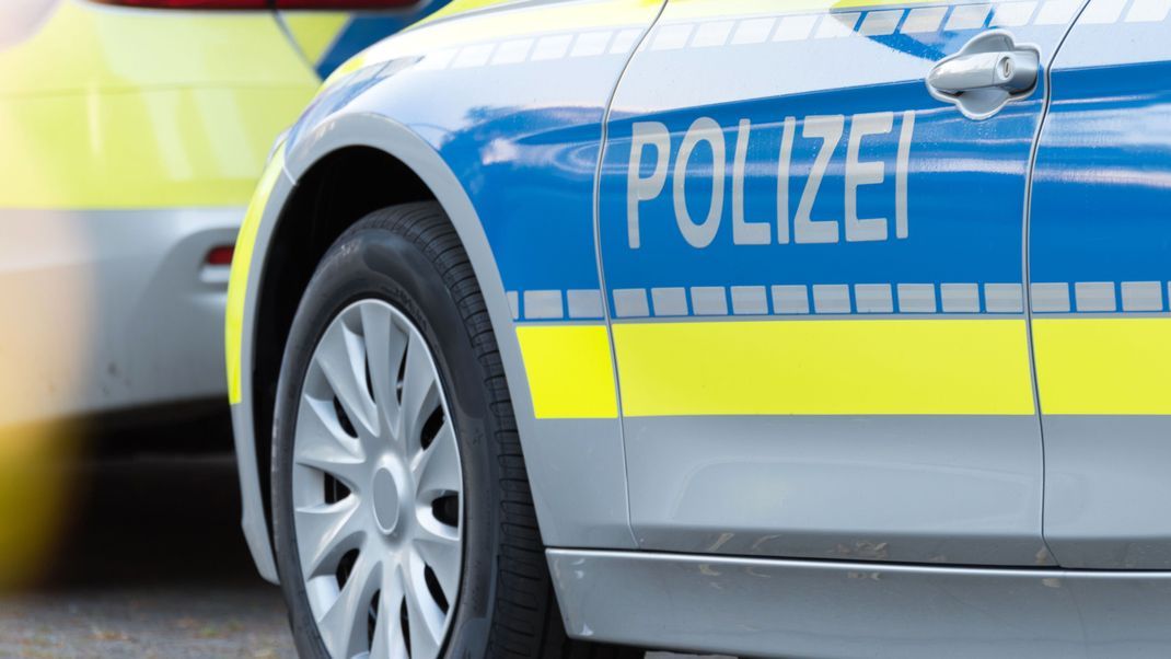 Ein Polizeiwagen auf der Straße