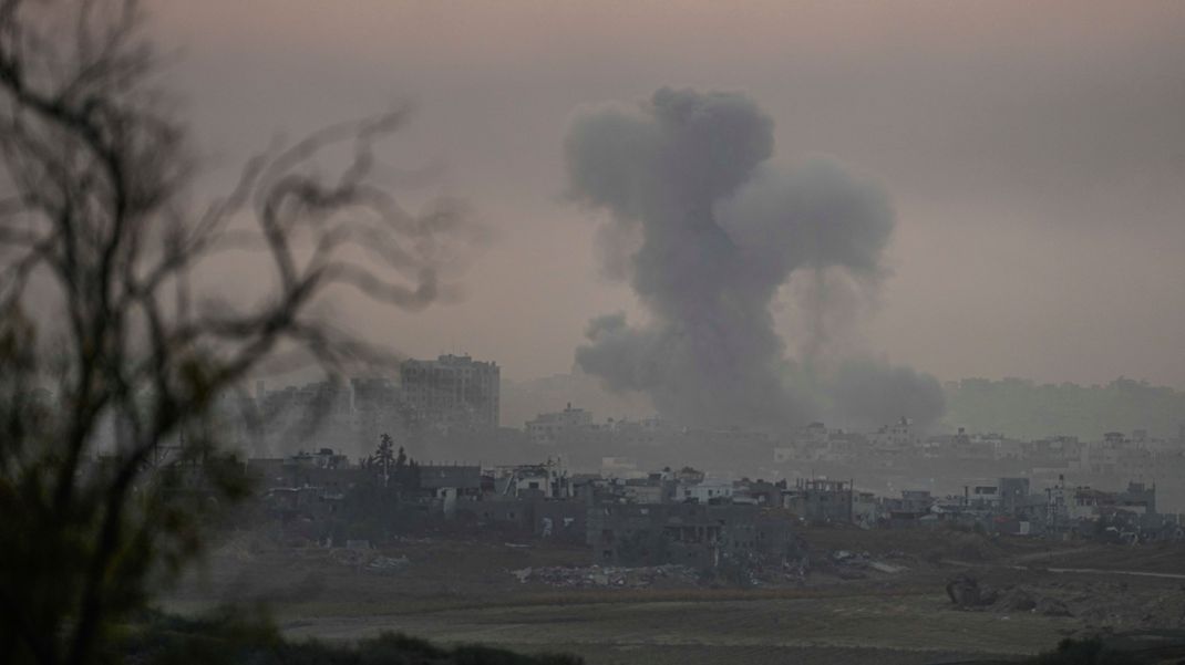 Israels Armee intensiviert ihre Angriffe im Süden Gazas. 