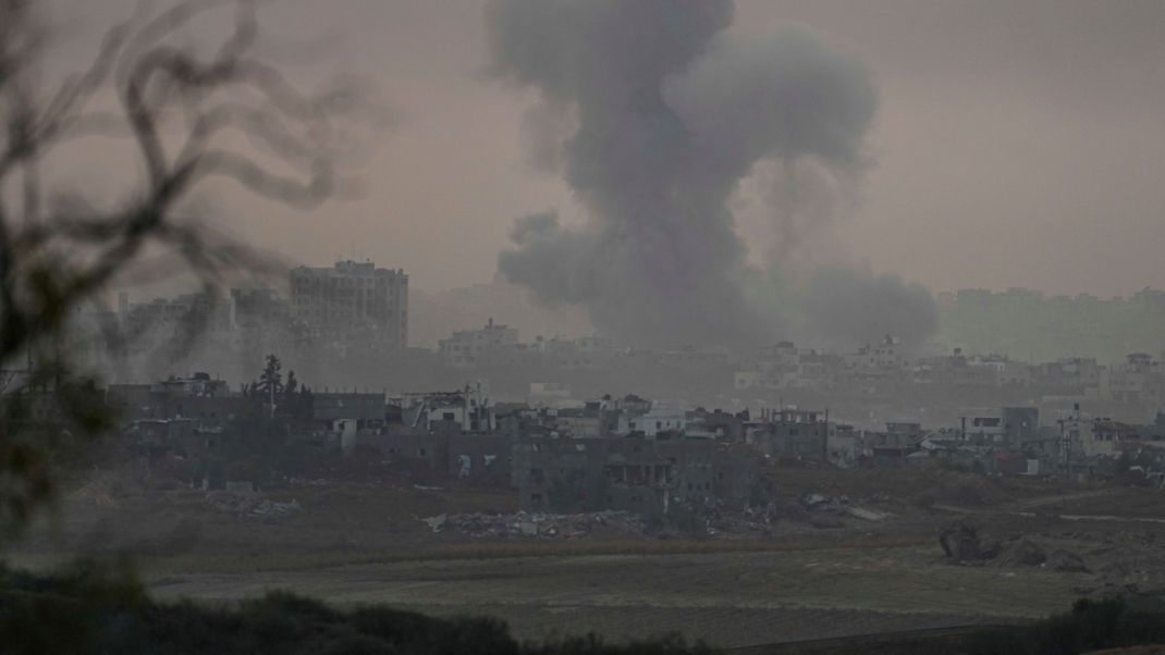 Israels Armee intensiviert ihre Angriffe im Süden Gazas. 