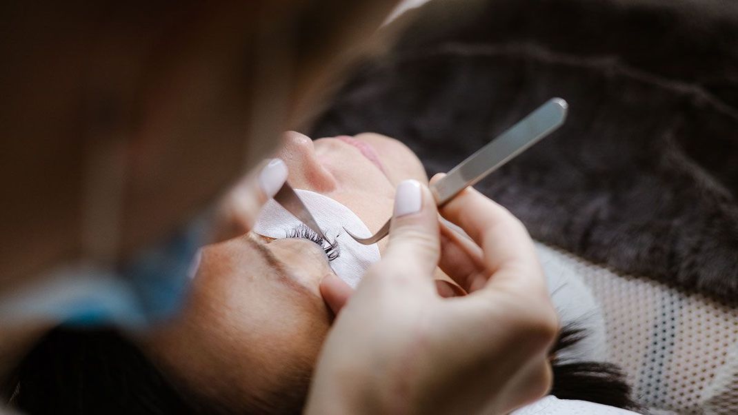 Woran lässt sich ein professionelles und zertifiziertes Wimpernstudio erkennen? Und wie läuft die kosmetische Behandlung der Wimpernverlängerung genau ab? Wir haben die Antworten für euch!
