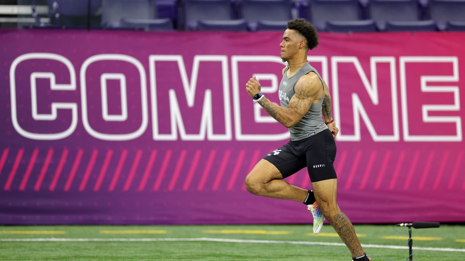 
                <strong>8. Pick: Atlanta Falcons - Christian Gonzalez (CB)</strong><br>
                Cornerback Christian Gonzalez von Oregon gilt als einer der athletischsten und talentiertesten Spieler im Draft. Die Falcons haben dringenden Bedarf in ihrer Secondary, der Pick ist also ein No-Brainer.
              