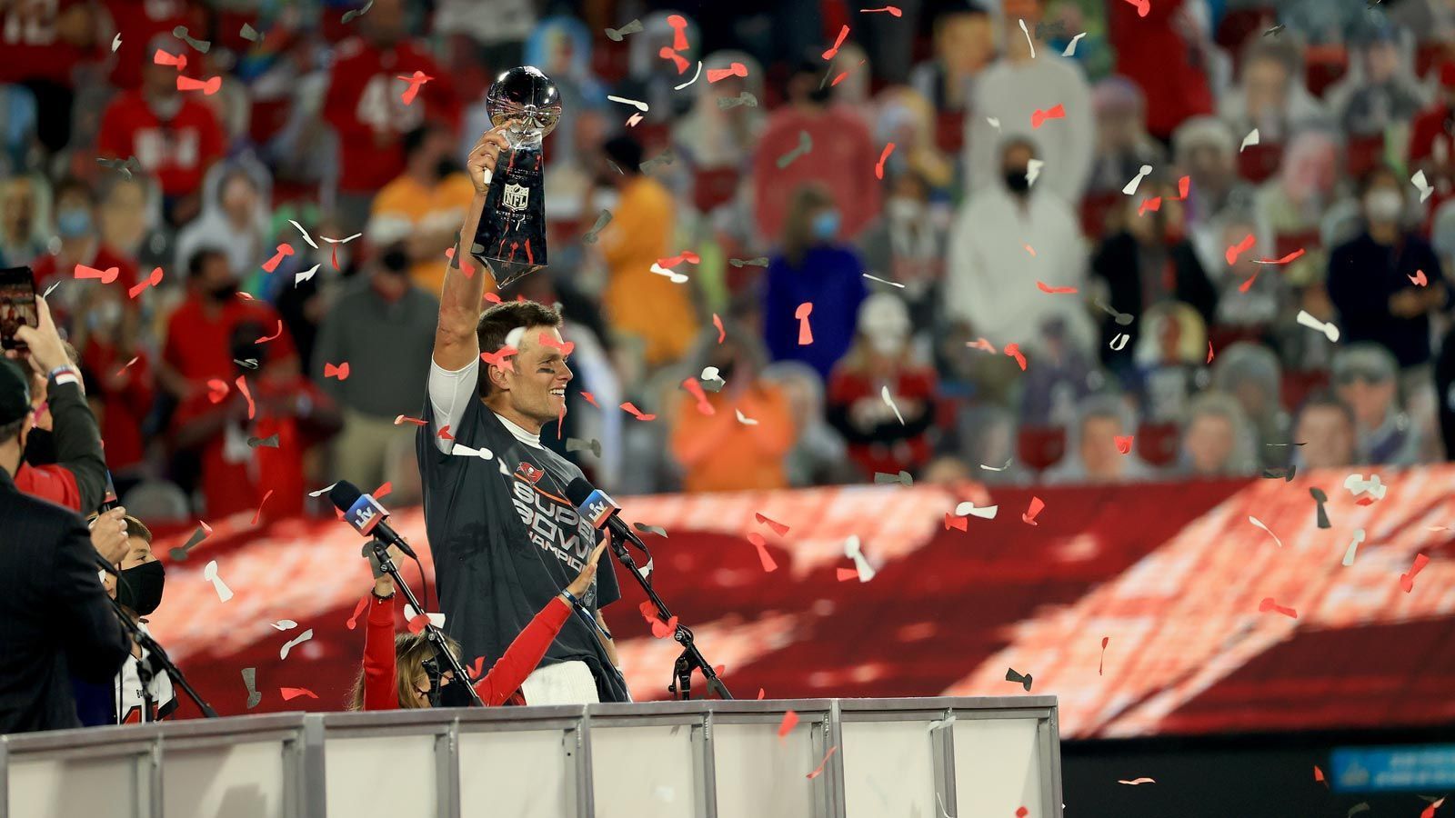 
                <strong>40, 41 und 43 Jahre: Tom Brady (New England Patriots und Tampa Bay Buccaneers)</strong><br>
                Keine NFL-Rekordgalerie ohne Tom Brady. Das ist doch klar! Der "GOAT" ist der einzige Spieler der nach seinem 40. Geburtstag in mehreren Super Bowls stand. Mit 40 verlor er gegen die Philadelphia Eagles, nur um im folgenden Jahr seinen sechsten Ring im Patriots-Jersey zu gewinnen (gegen die Los Angeles Rams). Mit 43 folgte, in seiner ersten Saison in Tampa Bay, der siebte und letzte Sieg im Super Bowl. Anfang Februar 2022 verkündete er seinen Rücktritt.
              