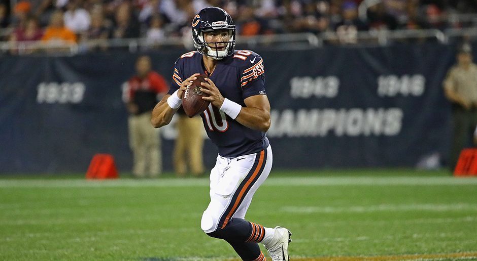 
                <strong>Gewinner: Mitchell Trubisky (Quarterback) - Chicago Bears</strong><br>
                Beim Spiel der Chicago Bears schauten alle Beteiligten natürlich auf Quarterback Mitchell Trubisky. Der Rookie sollte seine Fans nicht enttäuschen und lieferte eine starke Leistung ab. Während Starter Mike Glennon lediglich 20 Yards und eine Interception verbuchen konnte, blühte Trubisky auf. Der Rookie brachte 18 von 25 Pässen an den Mann, warf 166 Yards und einen Touchdown.
              