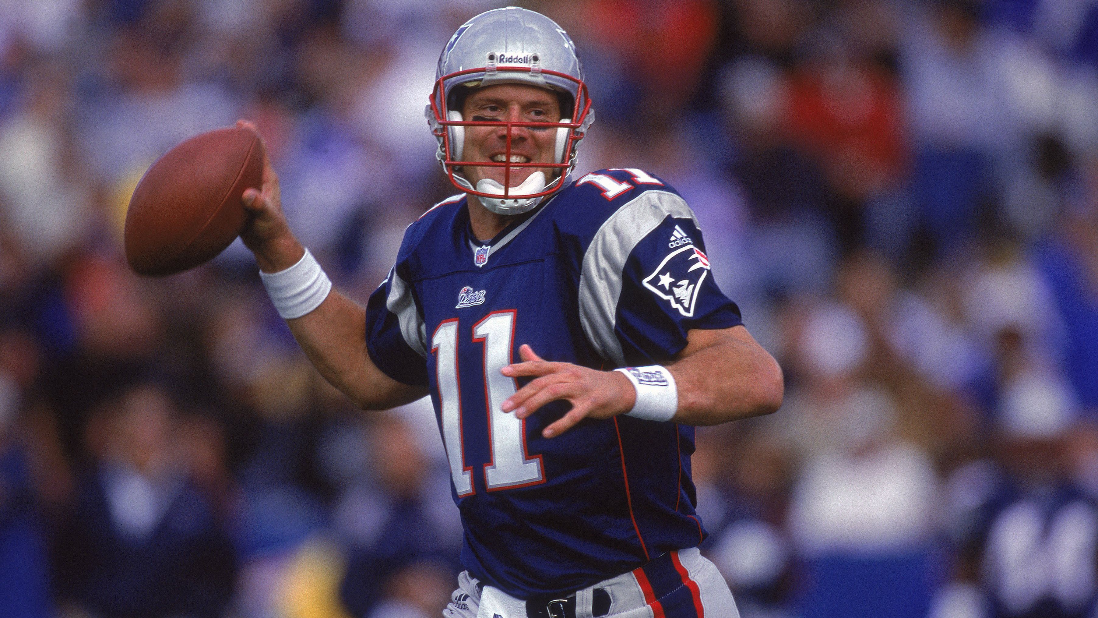 
                <strong>Drew Bledsoe (New England Pats zu Buffalo Bills) </strong><br>
                Obwohl Drew Bledsoe erst ein Jahr zuvor um zehn Jahre und 103 Millionen Dollar – damals Rekord – verlängert hatte, gaben die New England Patriots den Quarterback 2002 für einen Erstrundenpick an die Buffalo Bills ab. Der Grund war einfach. Ein gewisser Tom Brady hatte eine Verletzung des erfahrenen Bledsoe in der Vorsaison genutzt, Head Coach Bill Belichick von sich überzeugt und die Patriots zum ersten Super-Bowl-Sieg der Franchise-Geschichte geführt. Bledsoe spielte noch bis 2006 für die Bills und die Dallas Cowboys, bevor er seine Karriere beendete. 
              