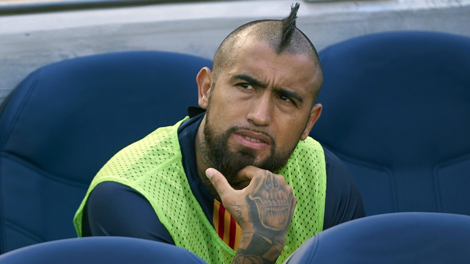 
                <strong>Arturo Vidal (Körperverletzung)</strong><br>
                Wie man auf dem Feld hinlangt, weiß kaum ein Spieler besser als Mittelfeld-Arbeiter Arturo Vidal. Der Star des FC Barcelona und frühere Profi vom FC Bayern München langte aber bei einer Auseinandersetzung in einer Münchner Diskothek einmal zu viel hin. Wegen einer Schlägerei vor gut einem Jahr im "Crowns Club" wurde der 31-Jährige nun in München zu einer Geldstrafe verurteilt. Vidal muss 80 Tagessätzen zu jeweils 10.000 bezahlen, also insgesamt 800.000 Euro! Vidal und sein ebenfalls verurteilter Halbbruder sowie Schwiegervater haben zwei Männer laut Anklage mit Faustschlägen an Kopf und Oberkörper verletzt. Weder Vidal noch die beiden anderen Angeklagten waren persönlich bei der Gerichtsverhandlung in München anwesend.
              