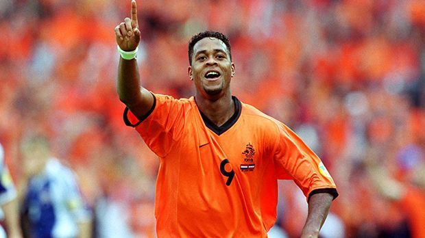 
                <strong>Platz 6: Patrick Kluivert</strong><br>
                Platz 6: Patrick Kluivert - 6 Tore. Bei der Heim-Europameisterschaft 2000 spielte der Niederländer groß auf: Beim 6:1 gegen Jugoslawien schoss er alleine drei Tore. Mit fünf Turniertreffern wurde er EM-Torschützenkönig. Insgesamt lief er in neun EM-Partien auf.
              