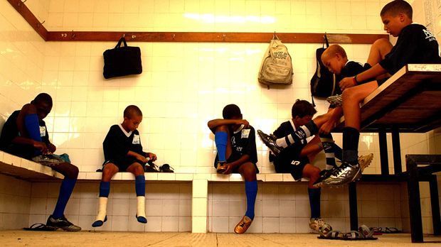 
                <strong>Ab aufs Feld</strong><br>
                Das hofft jeder brasilianische Junge: Bei einem großen Klub Fußball spielen und reich werden.
              