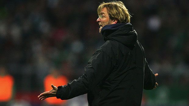 
                <strong>Klopps Wutausbrüche</strong><br>
                18. März 2007: Als Trainer des FSV Mainz 05 ruft Klopp im Spiel bei Werder Bremen (0:2) "Du Idiot" in Richtung des Schiedsrichters Thorsten Kinhöfer. Der Deutsche Fußball-Bund (DFB) verurteilt Klopp wegen unsportlichen Verhaltens zu 12.500 Euro Geldstrafe.
              