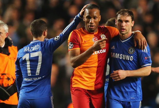 
                <strong>FC Chelsea - Galatasaray Istanbul 2:0</strong><br>
                Nach dem Spiel wieder Freunde: Branislav Ivanovic nimmt seinen Ex-Kollegen nach dem lockeren Einzug ins Viertelfinale in den Arm. Damit findet der große, sportlich aber ernüchternde Abend, für Drogba ein Ende.
              