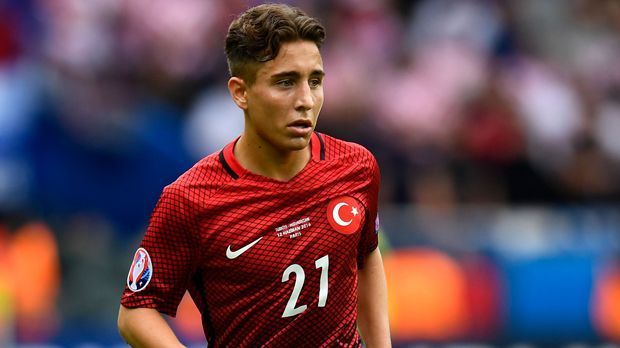 
                <strong>Emre Mor (Türkei)</strong><br>
                Emre Mor (Türkei): Der vierte Bundesligist in unserer Galerie. Borussia Dortmund sicherte sich die Dienste des 18-jährigen Türken. Mor kommt vom dänischen Erstligisten Nordsjaelland. Bei der EM war der Offensiv-Spieler einer der wenigen Lichtblicke im Team von Nationaltrainer Fatih Terim. Und das obwohl er insgesamt nur 90 Minuten auf dem Platz stand. Das waren gleichzeitig die gefährlichsten 90 Minuten der Türkei bei der EM. Beim 2:0-Sieg gegen Tschechien legte er das erste Tor von Burak Yilmaz auf.
              