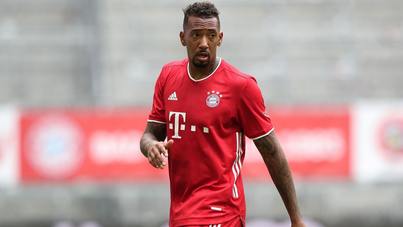 
                <strong>Jerome Boateng</strong><br>
                Ein anderer Ersatz-Kandidat für Pavard könnte Weltmeister Jerome Boateng sein. Der Innenverteidiger hat in seiner Laufbahn schon in gut 60 Spiele auf Vereinsebene als Rechtsverteidiger agiert. Allerdings sind diese Erfahrungen für den 31-Jährigen nun schon einige Zeit her, zuletzt spielte er für die Münchner in der Saison 2011/12 auf der defensiven, rechten Außenbahn. In der Innenverteidigung müsste Bayern-Coach Hansi Flick bei einem Verschieben von Boateng nach außen zudem umbauen. Dafür stünden Lucas Hernandez und der wieder genesene Niklas Süle bereit. 
              