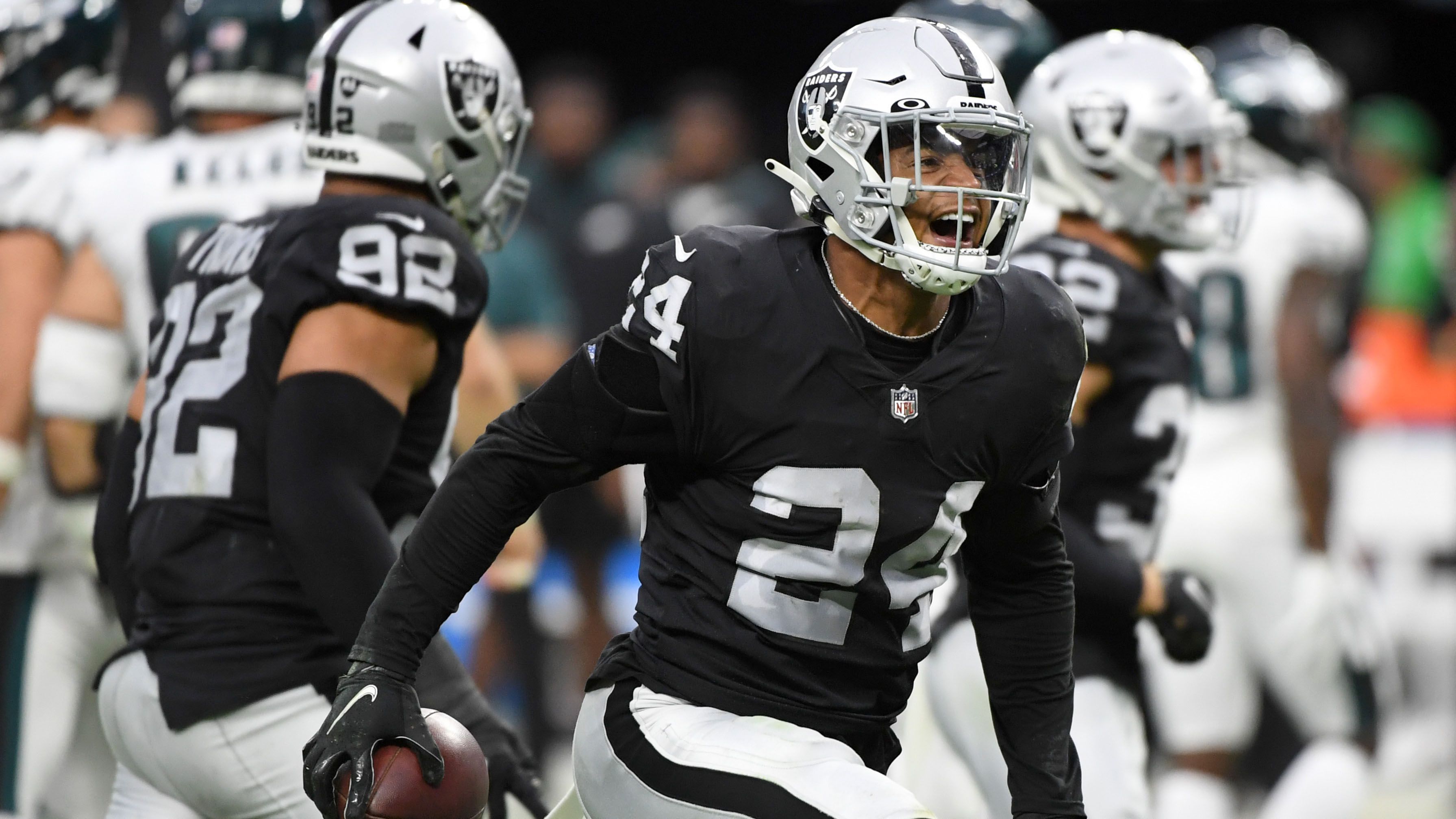 
                <strong>Johnathan Abram – Safety, Mississippi State (27. Pick, Draft 2019)</strong><br>
                Schon während der Preseason 2019 entwickelte sich der Passverteidiger zum Fan-Liebling: In der Doku-Serie "Hard Knocks" präsentierte sich der Rookie als Trash-Talk-affiner und angstfreier Spieler, der auch vor etablierten Namen nicht zurückschreckte. In seinem ersten Regular-Season-Spiel verletzte sich Abram schwer, erst zur neuen Spielzeit stand der Safety wieder auf dem Feld und spielte dann auch regelmäßig in der Defense der Raiders. Nach drei Saisons standen 207 Tackles, aber nur drei Interceptions auf Abrams Konto – die Raiders entschieden, die Fifth-Year-Option nicht zu ziehen und den 26-Jährigen im Sommer zum Free Agent werden zu lassen. Nun kam es sogar schon vorzeitig zur Trennung, am Dienstagabend wurde Abram entlassen.
              