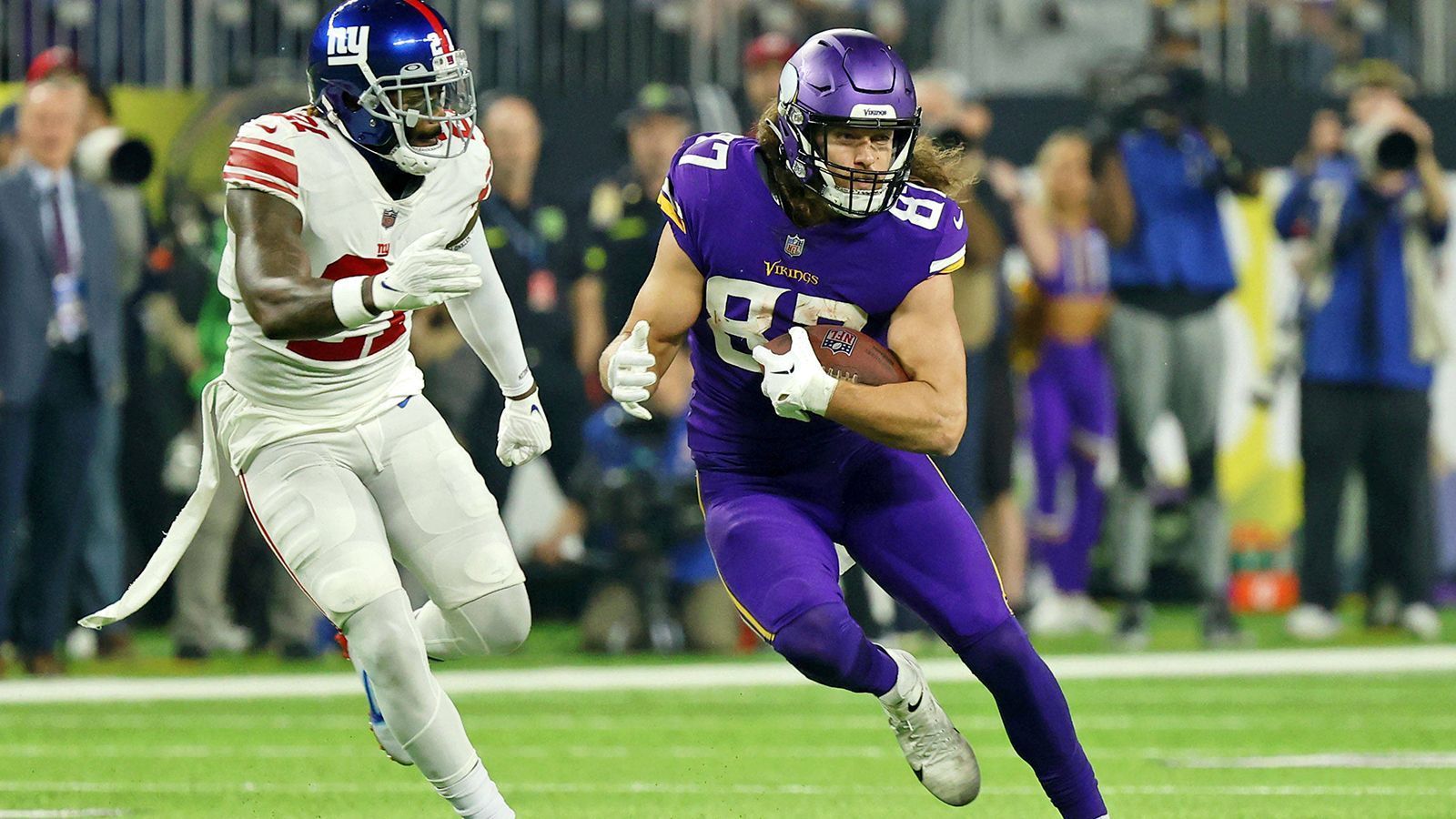 
                <strong>6. Platz: Minnesota Vikings</strong><br>
                &#x2022; Starter: T.J. Hockenson<br>&#x2022; Backups: Josh Oliver, Johnny Mundt<br>T.J. Hockenson etablierte sich nach seinem Trade sofort als wichtige Anspielstation für die Minnesota Vikings und verbuchte in der gesamten Saison über 1.000 Receiving Yards, zwei Drittel davon im Vikings-Dress. Josh Oliver belebte währenddessen seine NFL-Karriere bei den Baltimore Ravens und entpuppte sich als guter Blocker. Johnny Mundt hat bereits einige NFL-Jahre auf dem Buckel, dürfte aber - in Anbetracht der Konkurrenz - nur selten zum Zug kommen. 
              