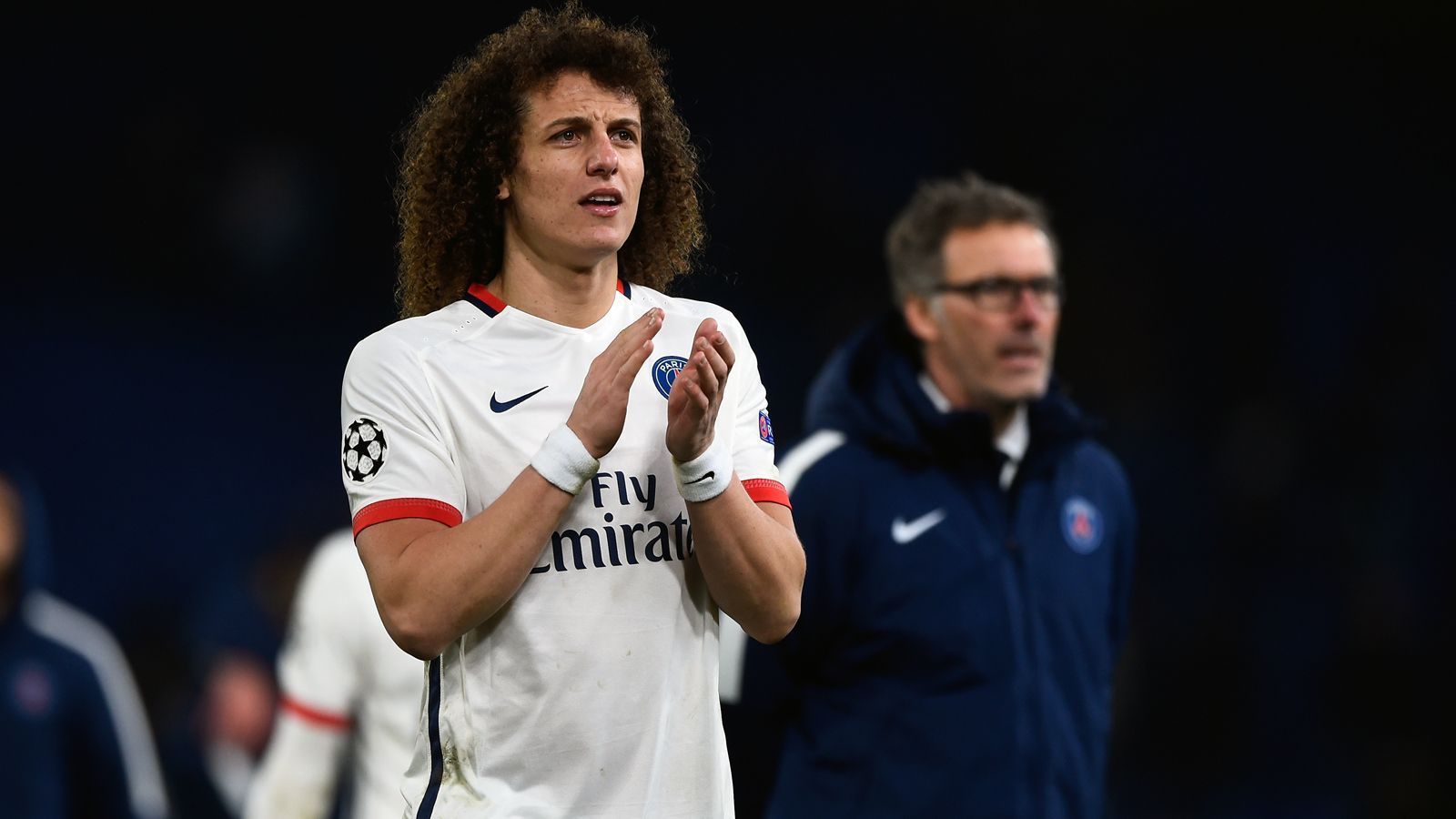 
                <strong>David Luiz</strong><br>
                Ein Jahr nach dem Konflikt um Thiago Silva, kam es wieder zu einem Disput zwischen den beiden europäischen Topklubs. Dieses Mal war Innenverteidiger David Luiz (damals und auch heute wieder Chelsea) das Objekt der Begierde - und zwar von Barca und PSG gleichermaßen. Am Ende machten die Franzosen durch eine kolportierte Ablösesumme von 50 Millionen Euro das Rennen und Barca ging erneut leer aus. 
              