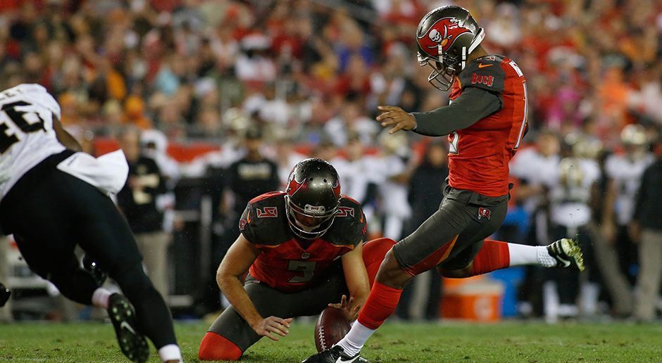 
                <strong>Verlierer: Roberto Aguayo (Kicker) - Tampa Bay Buccaneers</strong><br>
                Nachdem er gegen die Cincinnati Bengals einen Extrapunkt und ein Field Goal aus 47 Yards Entfernung verschoss, wurde Kicker Roberto Aguayo von den Tampa Bay Buccaneers entlassen. Immerhin: Der Zweitrundenpick des Jahres 2016 wurde nur kurze Zeit später von den Chicago Bears verpflichtet.
              