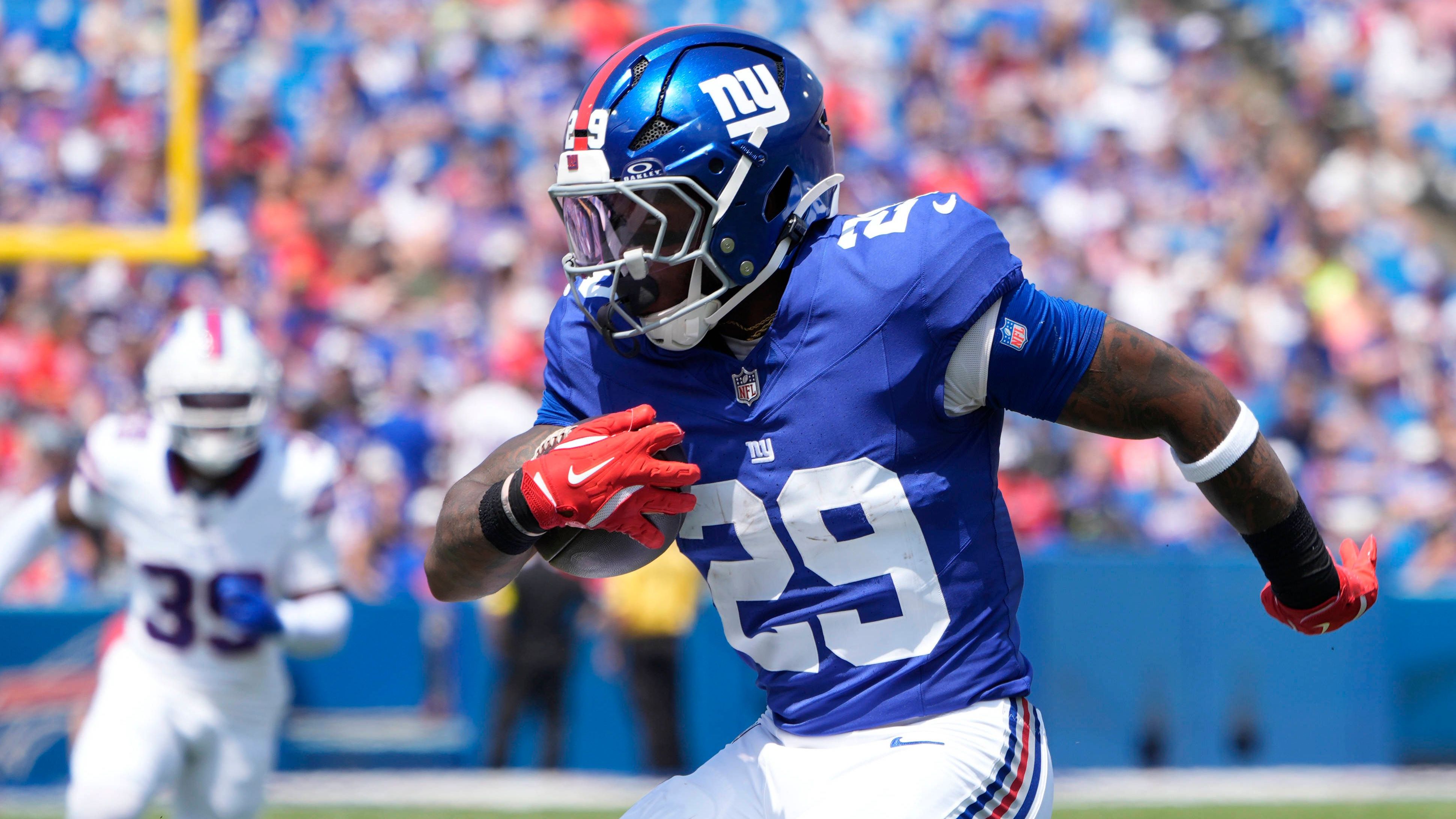 <strong>Tyrone Tracy (New York Giants)</strong><br>Ein herber Rückschlag für die Giants: Running Back Tyrone Tracy muss verletzt pausieren. Er kugelte sich im zweiten Viertel gegen die Kansas City Chiefs die rechte Schulter aus und wird voraussichtlich mehrere Wochen fehlen. In seiner Abwesenheit übernimmt Rookie Cam Skattebo nun die Hauptrolle im Backfield.