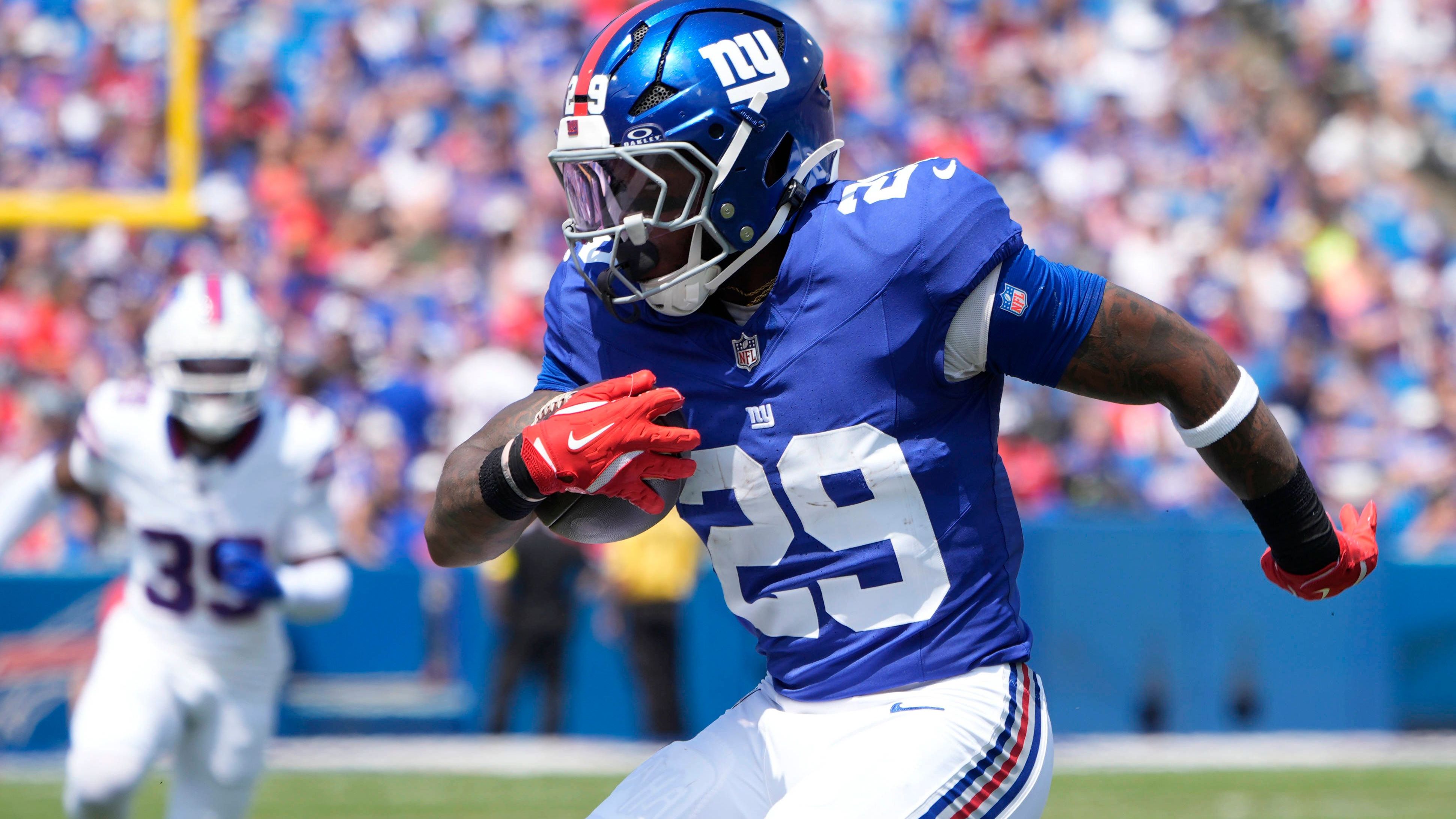 <strong>New York Giants: Tyrone Tracy Jr. (Running Back)</strong><br>Als Devin Singletary 2024 verletzt ausfiel, übernahm Rookie Tyrone Tracy Jr. das Backfield und legte 839 Rushing Yards sowie fünf Touchdowns auf. Dreimal knackte er dabei die 100-Yard-Marke. Mit einer verbesserten O-Line und Russell Wilson als QB könnte Tracy im zweiten Jahr endgültig als vielseitiger RB1 durchstarten.