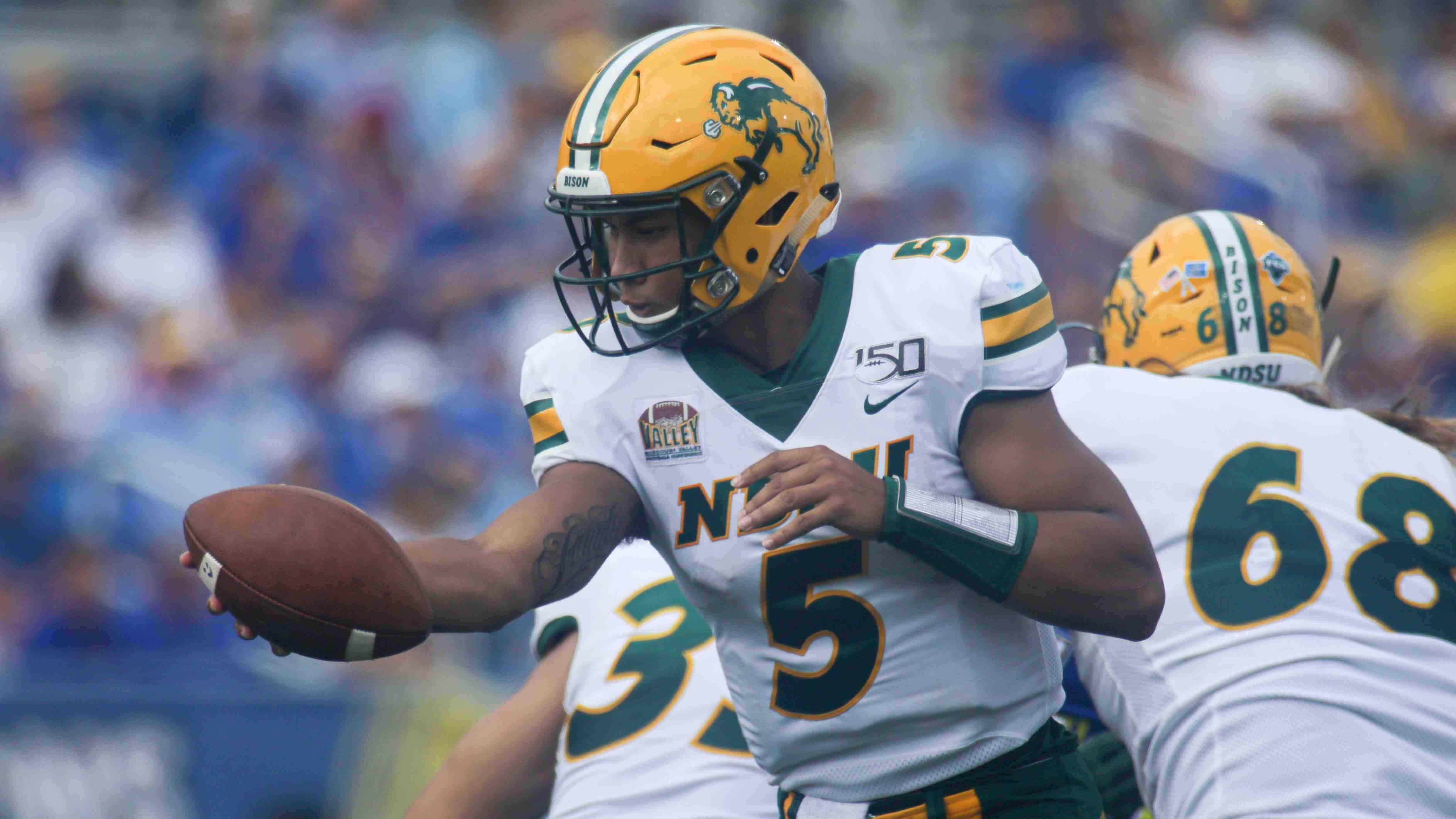 
                <strong>Trey Lance (North Dakota State Bisons)</strong><br>
                Hinter den großen Namen läuft Trey Lance ein wenig unter dem Radar. Das hat zwei Gründe. Der Quarterback spielt bei dem unterklassigen Team der North Dakota State Bisons in der FCS-Division. Anders als die FBS-Division, verzichtete die FCS in diesem Jahr auf eine Austragung der Saison, Lance spielte also nicht. Doch warum gilt er trotzdem als Top-Prospect? Ähnlich wie Fields ist Lance ein mobiler Quarterback, der in der Lage ist, aufgrund seiner Fähigkeiten als Läufer, Spielzüge am Leben zu halten. Im Jahr 2019 lief er für über 1000 Yards und zu 14 Touchdown. Hinzu kamen 28 Touchdown-Pässe bei keiner Interception. Trotz seiner geringen Erfahrung gilt er daher als möglicher Erstrunden-Pick. Passende Teams könnten die Lauf-intensiven Carolina Panthers oder auch die Las Vegas Raiders sein.
              