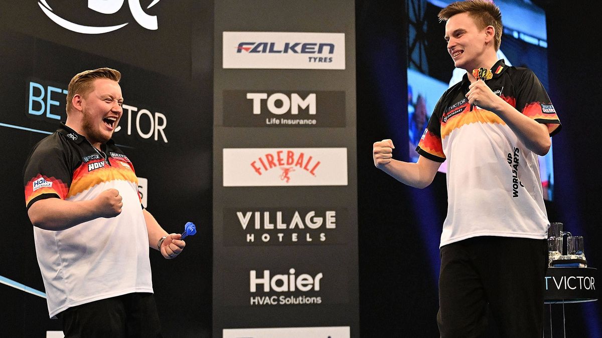13.06.2025, xhbx, Dart World Cup of Darts 2025, v.l. Martin Schindler (Deutschland), Ricardo Pietreczko (Deutschland) jubeln jubelt nach Spielende. (DFL DFB REGULATIONS PROHIBIT ANY USE OF PHOTOGRA...