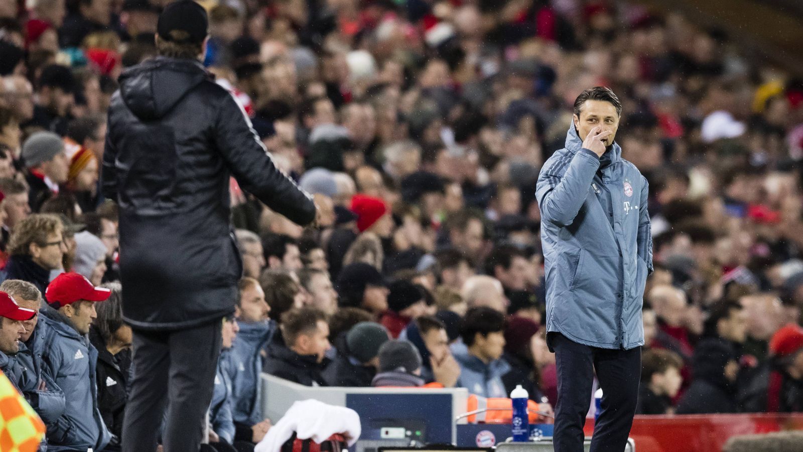 
                <strong>Liverpool gegen den FC Bayern: Die Bilder des Spiels</strong><br>
                Auch die beiden Trainer schenken sich nichts. Auch in der zweiten Halbzeit präsentiert sich der FC Bayern taktisch und kämpferisch gut eingestellt, hellwach und aggressiv.
              