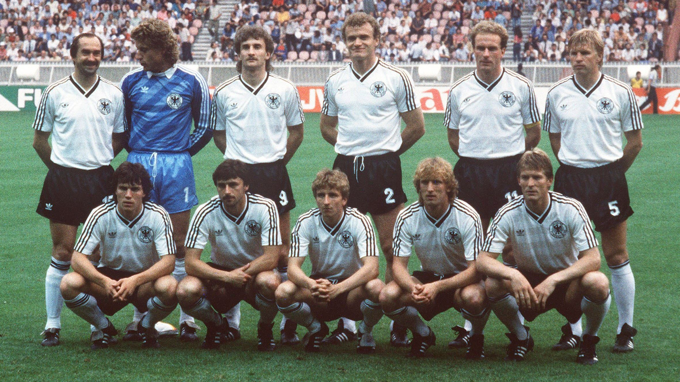 <strong>EM 1984, 3. Spieltag, Spanien - Deutschland 1:0</strong><br>Auch in der Ausgabe davor sollte diese Partie die Gruppenphase krönen - diesmal klappte es allerdings nicht mit dem Happy End. Im Pariser Prinzenpark schockte der spätere Real-Madrid-Verteidiger Maceda das DFB-Team mit einem Last-Minute-Treffer. Damit spielte es auch keine Rolle mehr, dass Schumacher kurz vor dem Pausenpfiff einen Elfmeter von Carrasco hielt ...&nbsp;