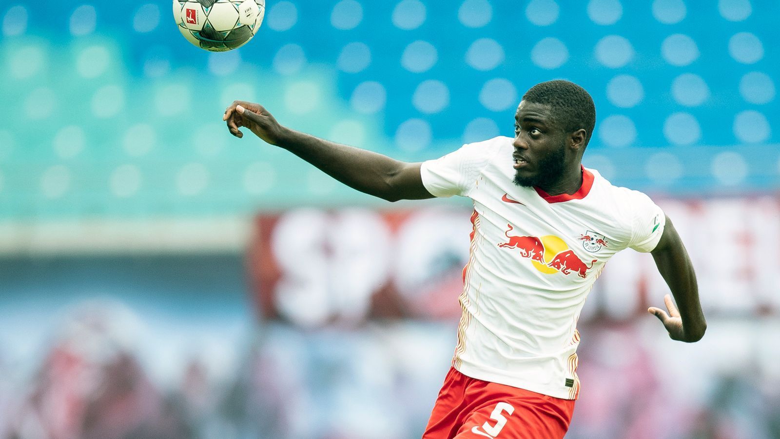 
                <strong>Dayot Upamecano</strong><br>
                Mit 18 Jahren wagte Dayot Upamecano den Schritt vom österreichischen Serienmeister in die deutsche Bundesliga. Obwohl der Franzose zu diesem Zeitpunkt erst einige Spiele für Salzburgs Profimannschaft bestritten hatte, zeigte der damals wohl zehn Millionen Euro teure Transfer auch auf Bundesliga-Niveau recht schnell sein enormes Potenzial. Mittlerweile verkauften die Leipziger den bulligen Abwehrspieler für im Sommer 2021 für kolportierte 42 Millionen Euro an den FC Bayern. 
              