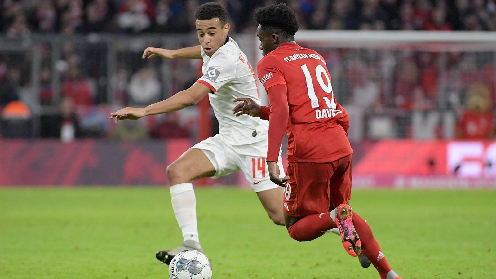 
                <strong>Tyler Adams (RB Leipzig)</strong><br>
                Zu oft läuft der US-Amerikaner hinterher. Vor der Pause fällt er etwa durch ein Missverständnis mit Werner auf. Adams weiß aber auch mit einem sehenswerten Steilpass auf Klostermann zu gefallen. ran-Note: 4
              