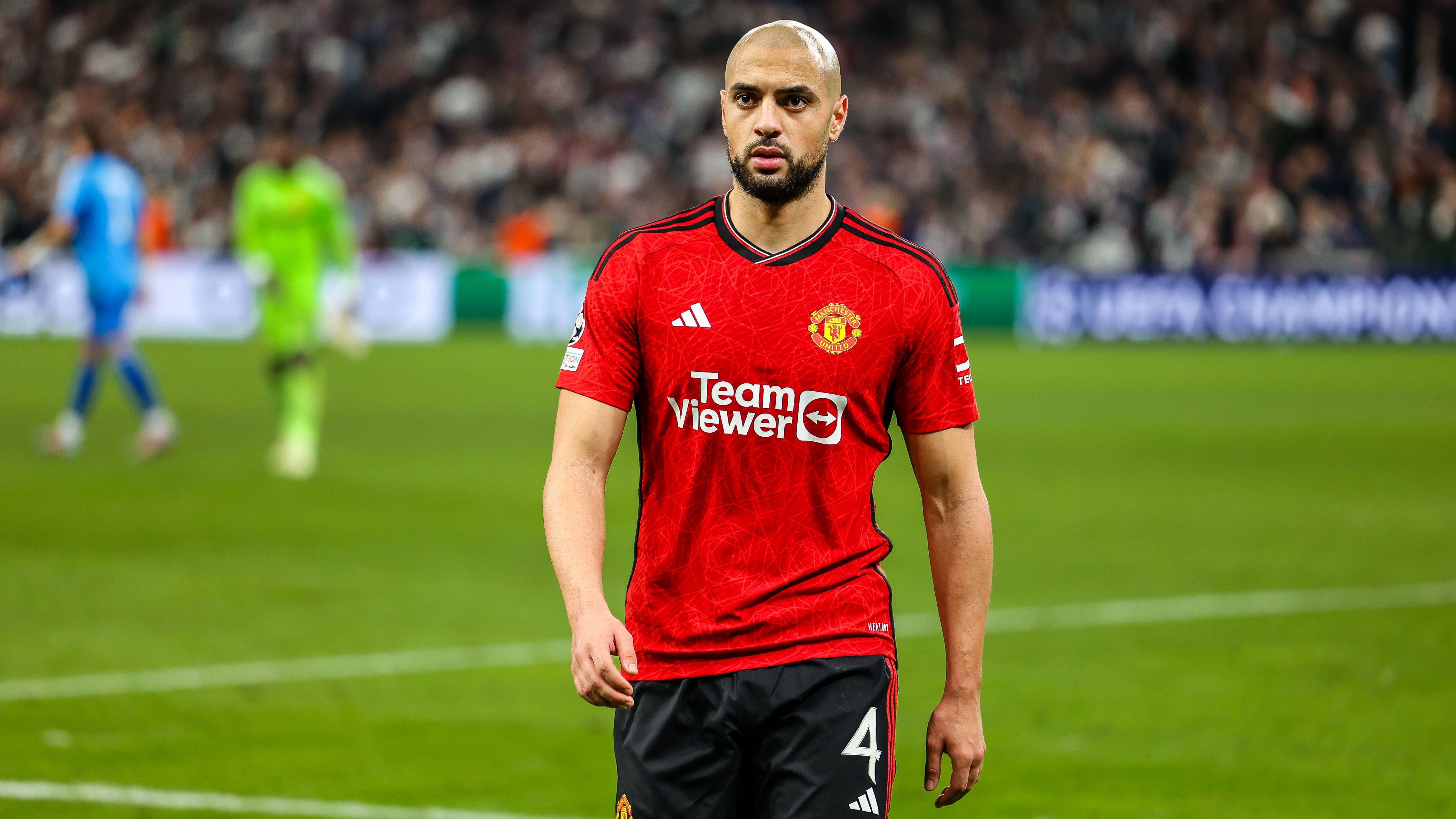 <strong>Sofyan Amrabat</strong><br>Nach nur einem Jahr könnte die Ära von Sofyan Amrabat bei United im Sommer 2024 schon wieder zu Ende gehen. Der marokkanische Mittelfeldspieler, derzeit von Florenz ausgeliehen, wird nach aktueller Tendenz wohl nicht fest verpflichtet. Die Kaufoption würde dem Bericht nach 20 Millionen Euro betragen.