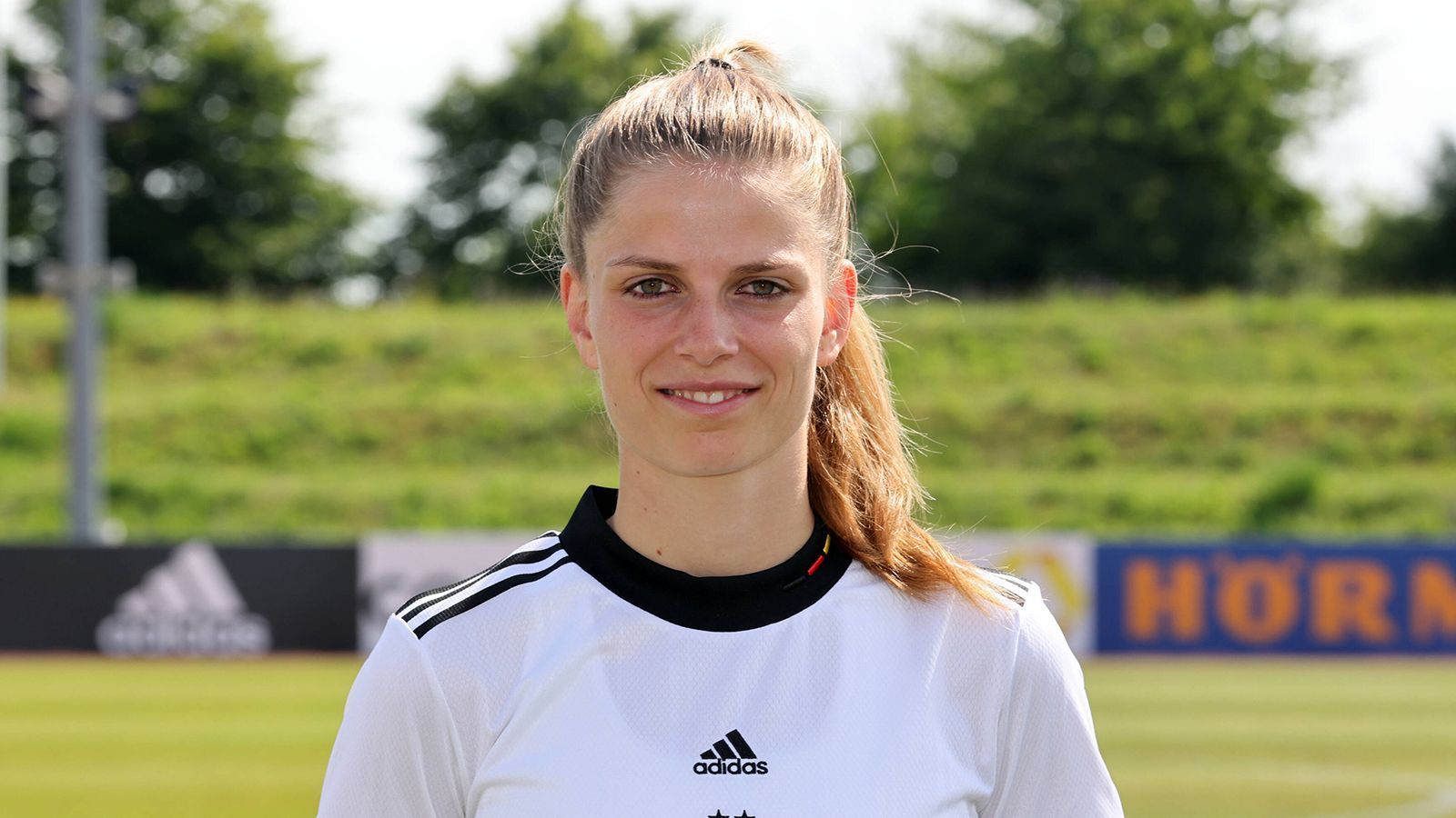 
                <strong>Tabea Waßmuth (25)</strong><br>
                &#x2022; Verein: VfL Wolfsburg<br>&#x2022; Position: Mittelfeld/Sturm<br>&#x2022; Studium: Psychologie, promoviert aktuell<br>
              