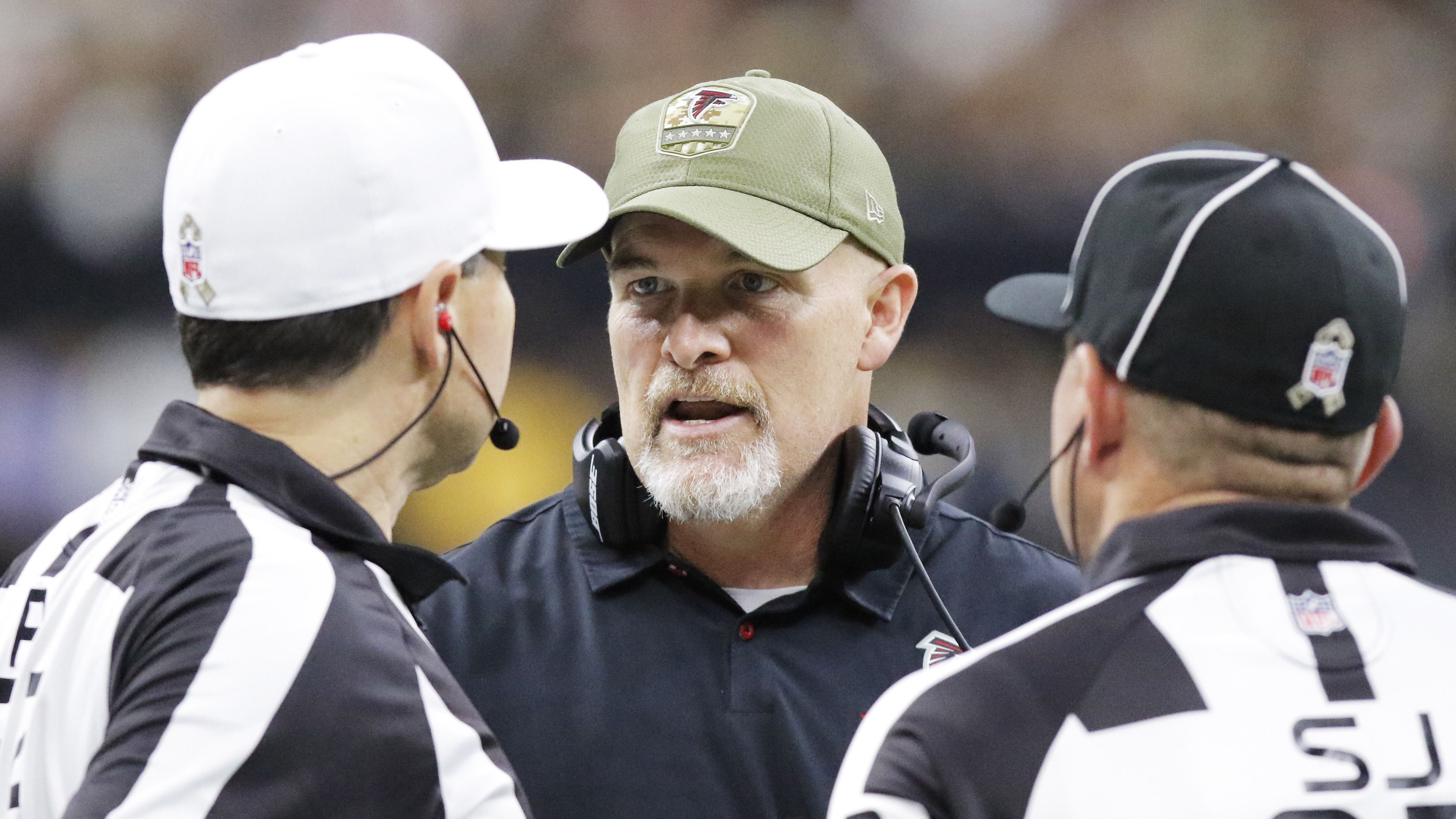 
                <strong>Gewinner: Dan Quinn</strong><br>
                In den vergangenen Wochen wurde die Luft für Head Coach Dan Quinn bei den Atlanta Falcons sehr dünn. Mit dem Sieg über die New Orleans Saints setzte das Team ein Zeichen und beruhigte die Situation für ihren Head Coach zumindest vorerst. Quinn hat das Defensive-Playcalling an seinen Assistant Head Coach Raheem Morris und Linebacker Coach Jeff Ulbrich abgetreten, was sich umgehend als eine erfolgreiche Maßnahme erwies. Was wohl in dieser Saison möglich gewesen wäre, wenn man sich zu diesem Schritt eher durchgerungen hätte?
              