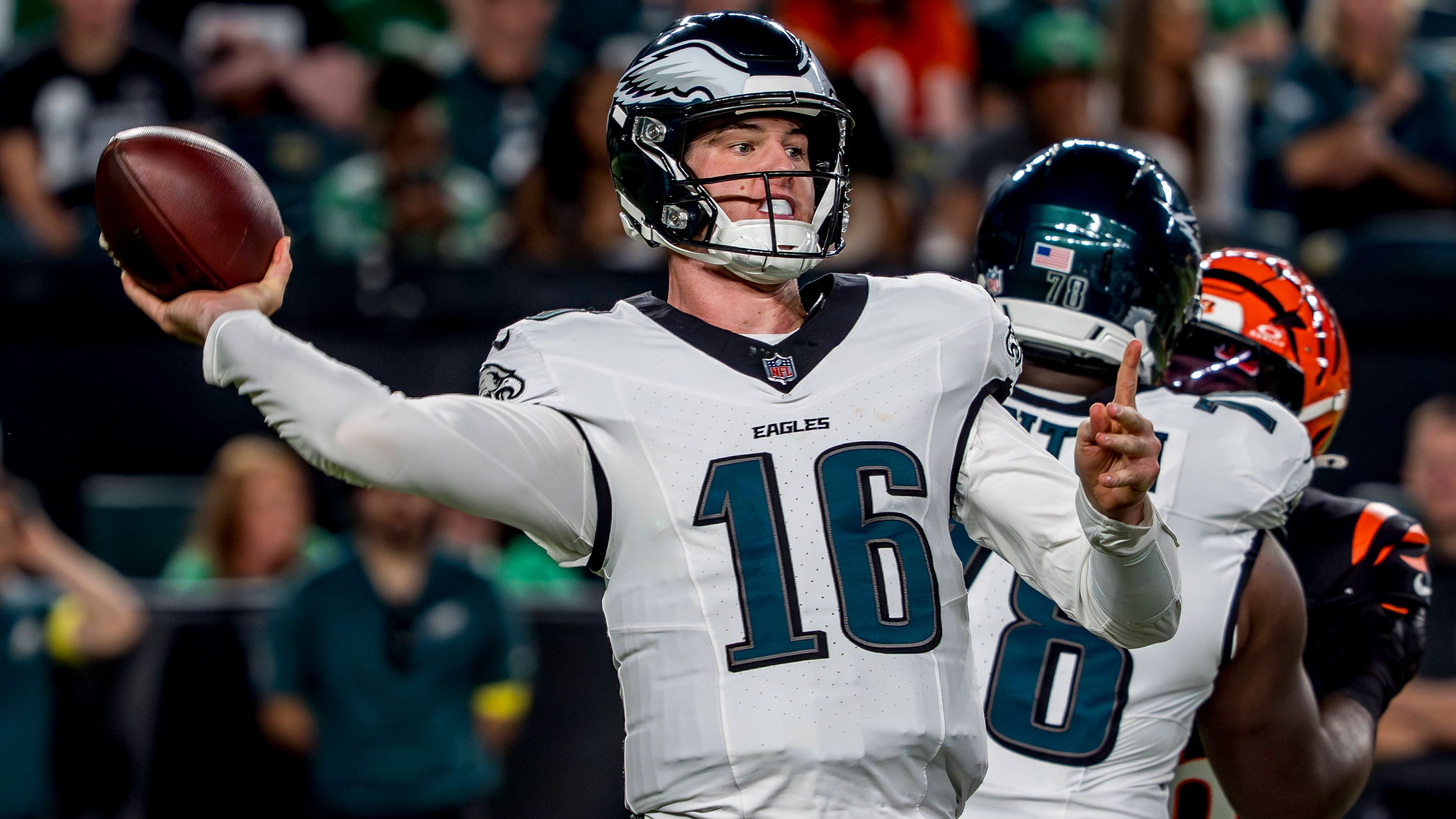 <strong>Tanner McKee (Philadelphia Eagles)<br>Alter:</strong>&nbsp;25<br><strong>Draftpick:</strong>&nbsp;188 im Jahr 2023<br><strong>Jahresgehalt 2025:</strong> bis zu 1,07 Millionen Dollar<br><strong>Beste Saison:</strong> 2024 bei den Philadelphia Eagles mit 323 Passing Yards, -1 Rushing Yards, 4 Touchdowns und 0 Interceptions in 2 Spielen