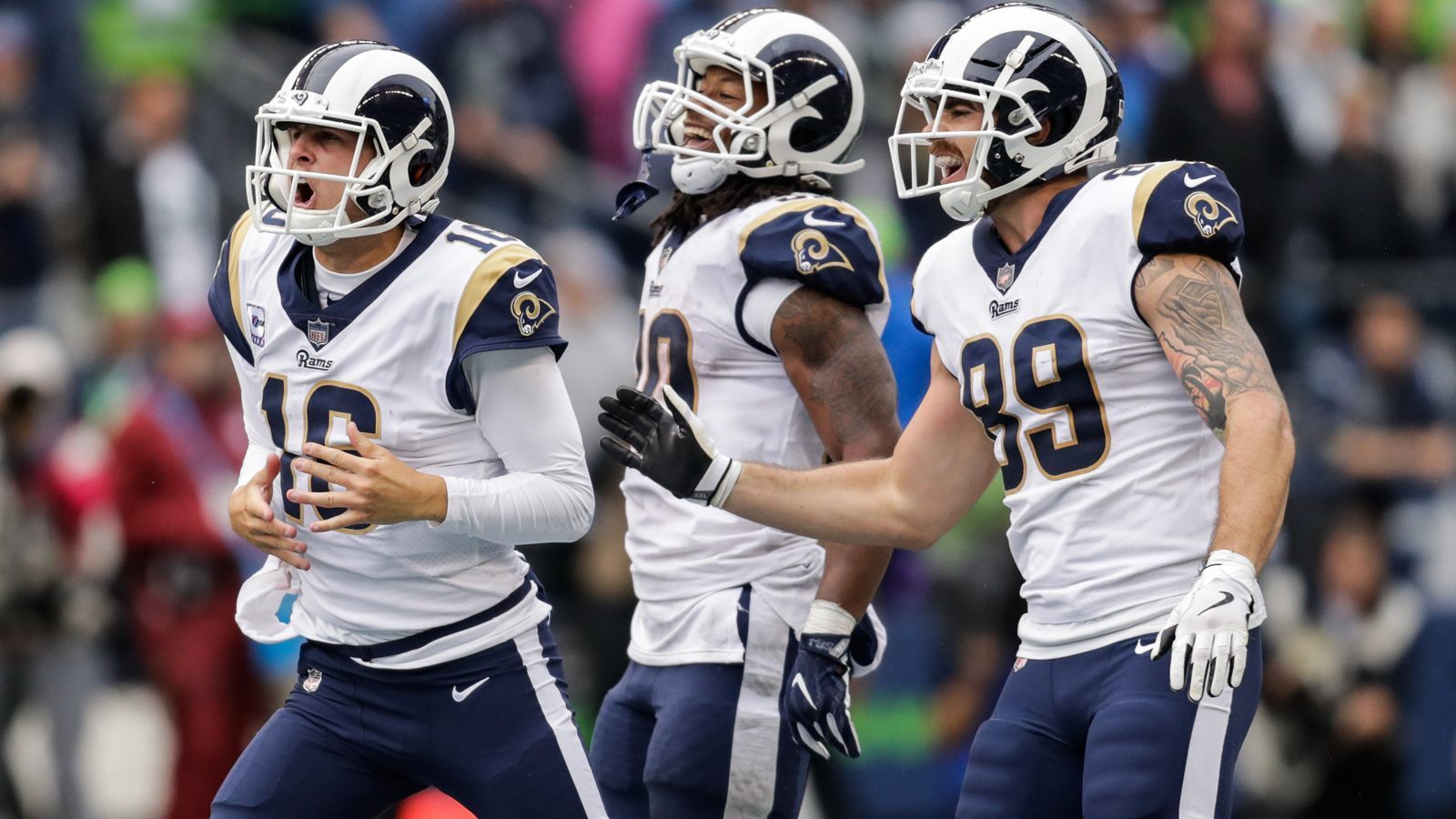 
                <strong>GEWINNER: Los Angeles Rams</strong><br>
                Die Los Angeles Rams sind vor der Saison ein großes Risiko eingegangen, indem sie einige Verträge zu hohen Bezügen verlängert haben (Donald, Gurley) und Hochkaräter wie Ndamukong Suh, Marcus Peters und Aqib Talib verpflichteten. Sean McVay und Co. sind also All-In gegangen und wollen in den nächsten beiden Jahren den ganz großen Wurf landen. Der Plan ist zumindest in der Regular Season aufgegangen. Die Rams haben sich die Bye-Week in der ersten Playoff-Runde gesichert und können sich im Nachhinein auf die Schulter klopfen, die Vertrage mit den beiden MVP-Kandidaten Gurley und Donald verlängert zu haben. 
              