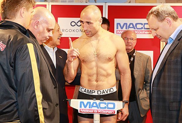 
                <strong>Robert Stieglitz vs. Arthur Abraham: das Wiegen</strong><br>
                Er kann es nicht fassen: Als Abraham auf die Waage tritt, ist er überraschenderweise zunächst zu schwer. Die Waage bleibt bei 76,5 Kilogramm stehen, also 300 Gramm über dem erlaubten Limit.
              