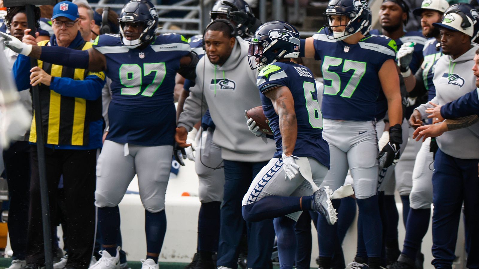 
                <strong>Platz 12 (geteilt): Seattle Seahawks</strong><br>
                Gegnerbilanz im Jahr 2022: 148-138-2prozentualer Anteil der Siege der Gegner: 51.7
              