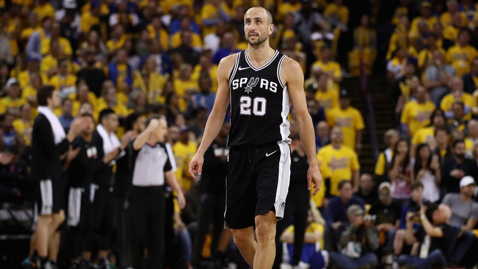 
                <strong>Manu Ginobili (San Antonio Spurs): 16 Jahre</strong><br>
                Die Spurs-Legende beendete nach der vergangenen Saison ihre Karriere. Der Argentinier wurde 1999 erst an 57. Stelle ausgewählt und verhalf seinem Team dennoch zu vier Meistertiteln. Sein Eurostep war in der ganzen NBA gefürchtet. Zwei Mal schaffte es der Shooting Guard ins All-Star Team und gewann zudem einmal die Auszeichnung für den besten Einwechselspieler.  
              