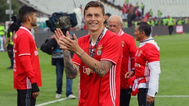 
                <strong>Victor Lindelöf (Benfica -> Manchester United)</strong><br>
                Europa-League-Sieger Manchester United hat die Defensive verstärkt. Der englische Rekordmeister verpflichtete den schwedischen Innenverteidiger Victor Lindelöf von Benfica Lissabon. Die Ablöse soll sich laut "Sky Sports" auf rund 35 Millionen Euro belaufen. Der 22-Jährige unterzeichnete bei ManUtd einen Vertrag bis zum Sommer 2021 - mit Option auf eine weitere Saison. 
              